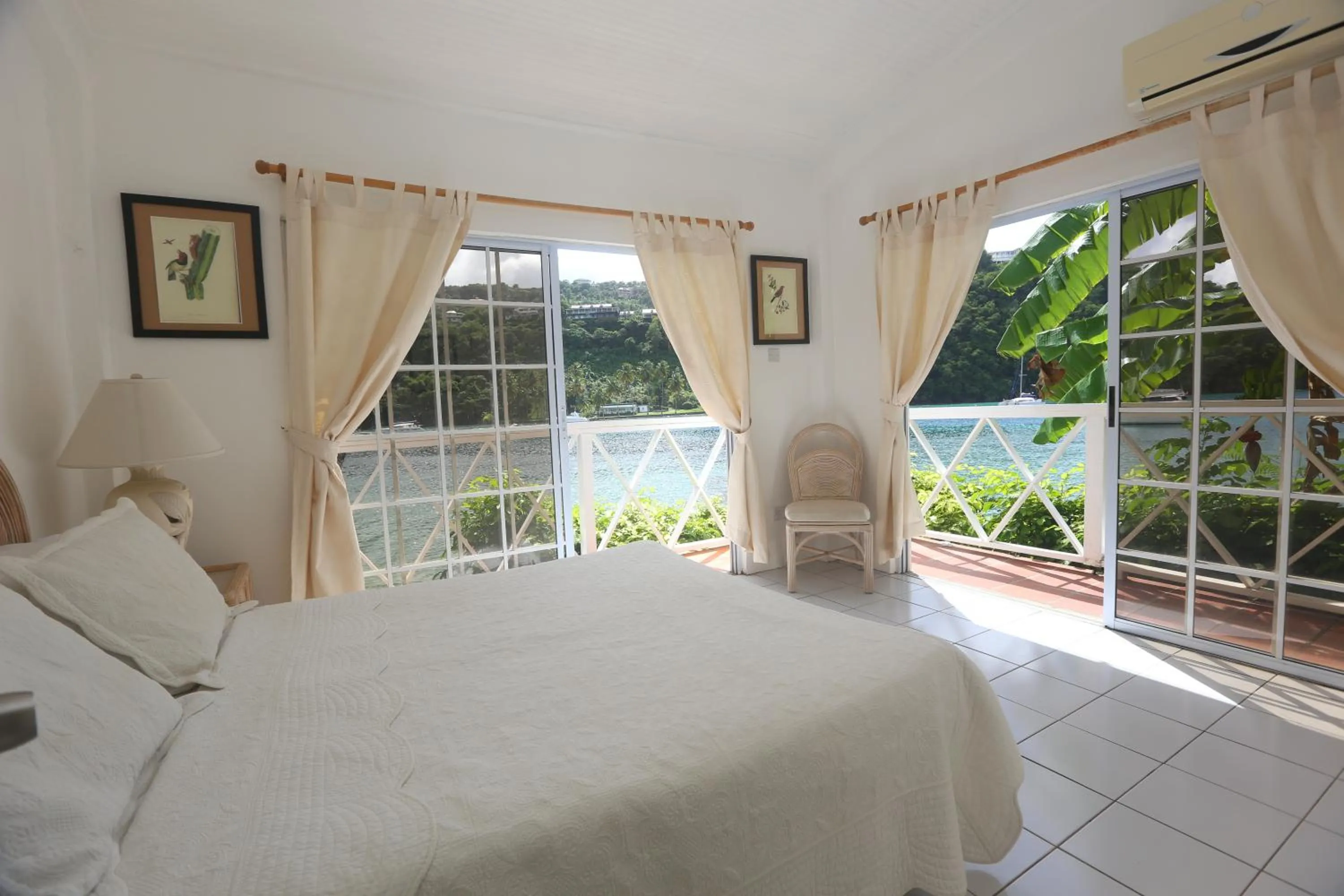 Bed in Marigot Beach Club & Dive Resort