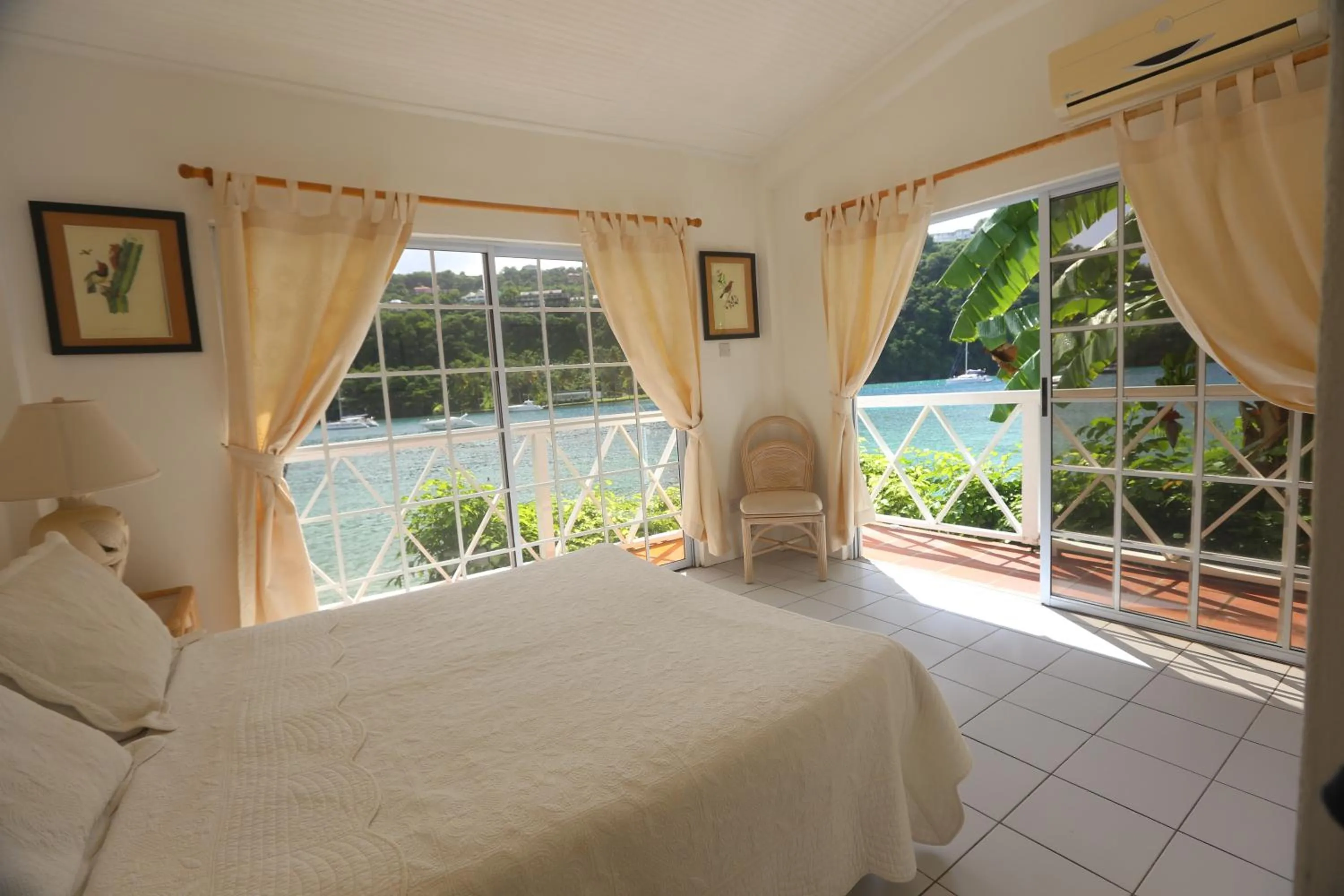 Bed in Marigot Beach Club & Dive Resort