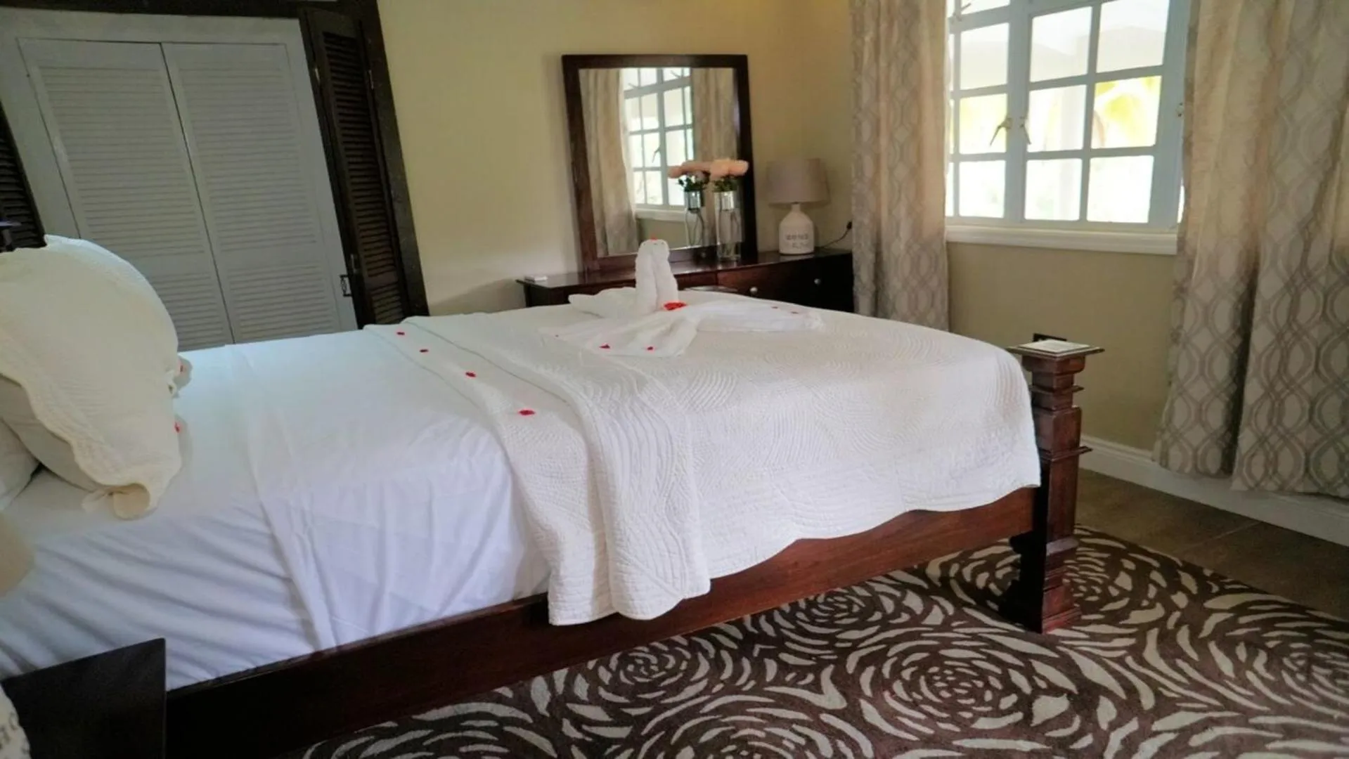 Bed in Marigot Beach Club & Dive Resort