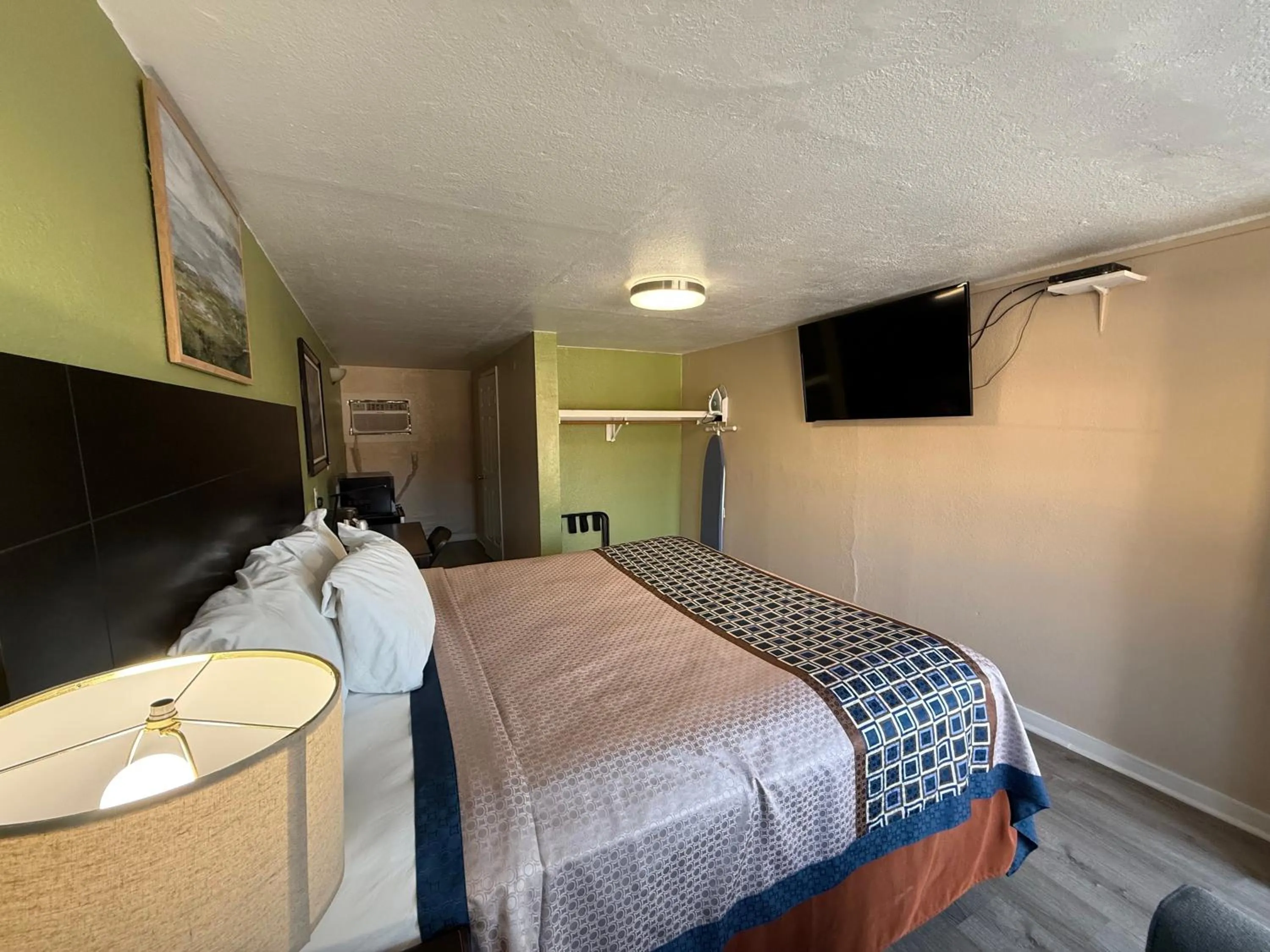 Bed in Executive Inn & Kitchenette Suites-Eagle Pass