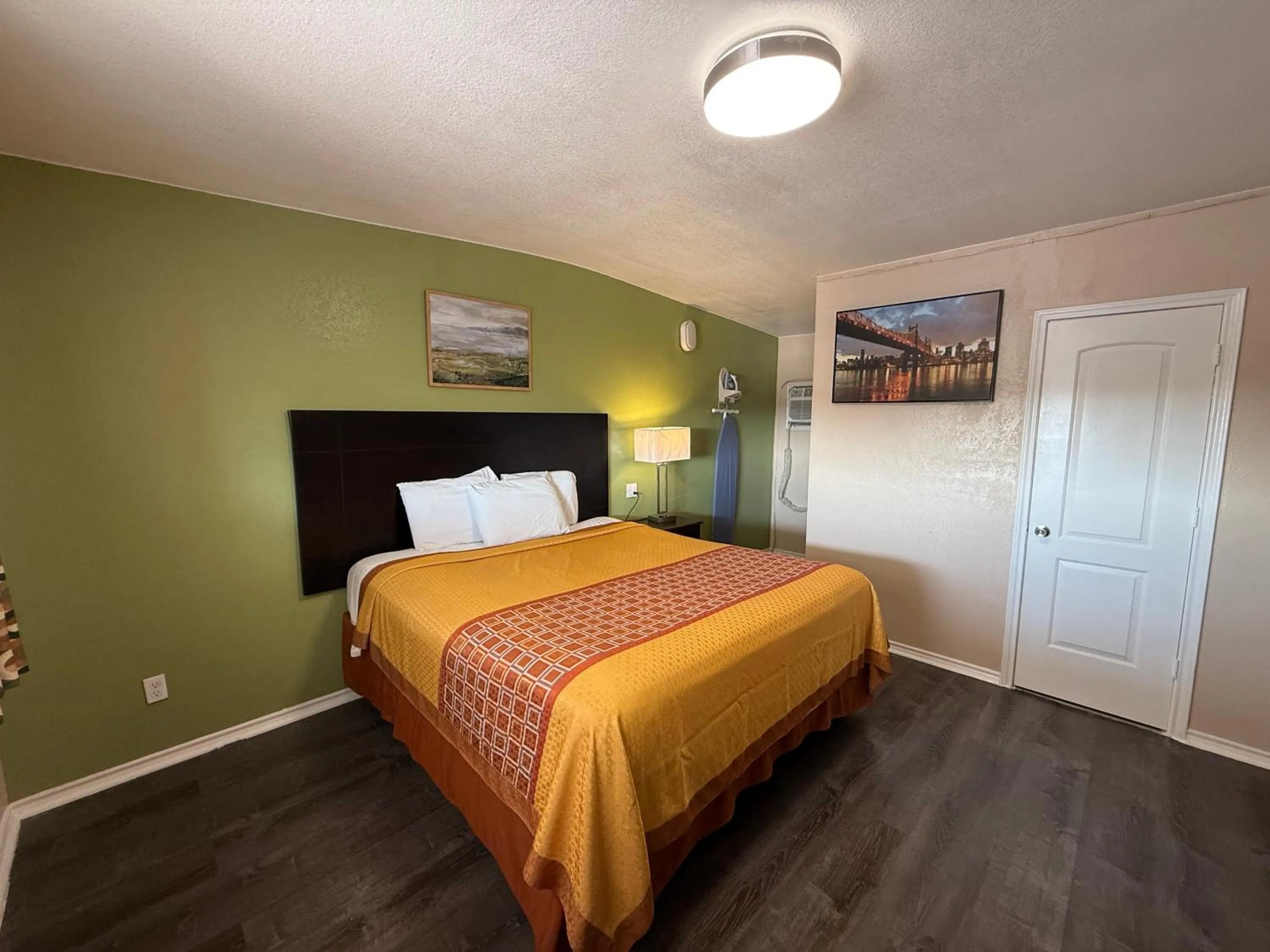 Bed in Executive Inn & Kitchenette Suites-Eagle Pass