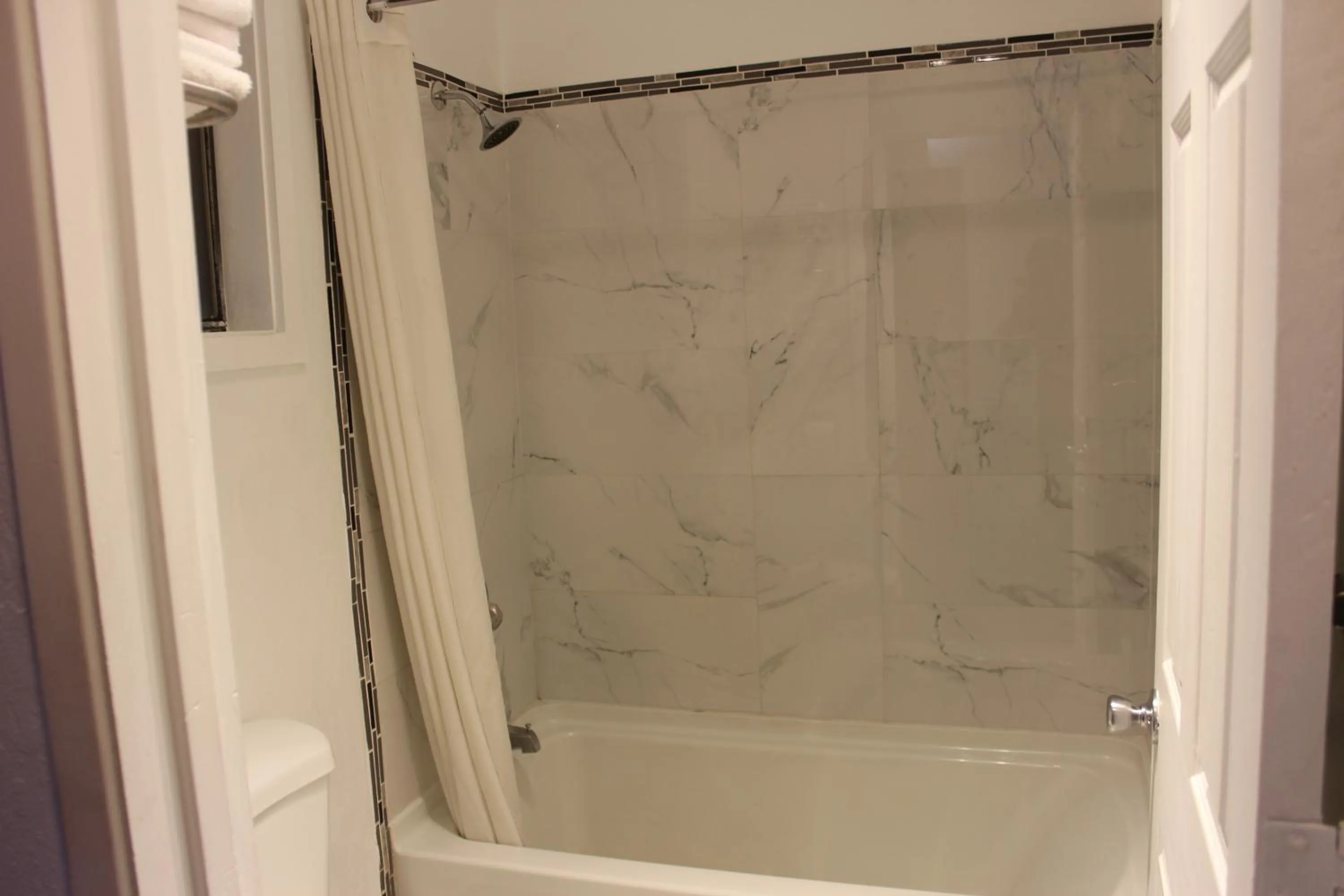 Bathroom in Cedarwood Inn of Ashland