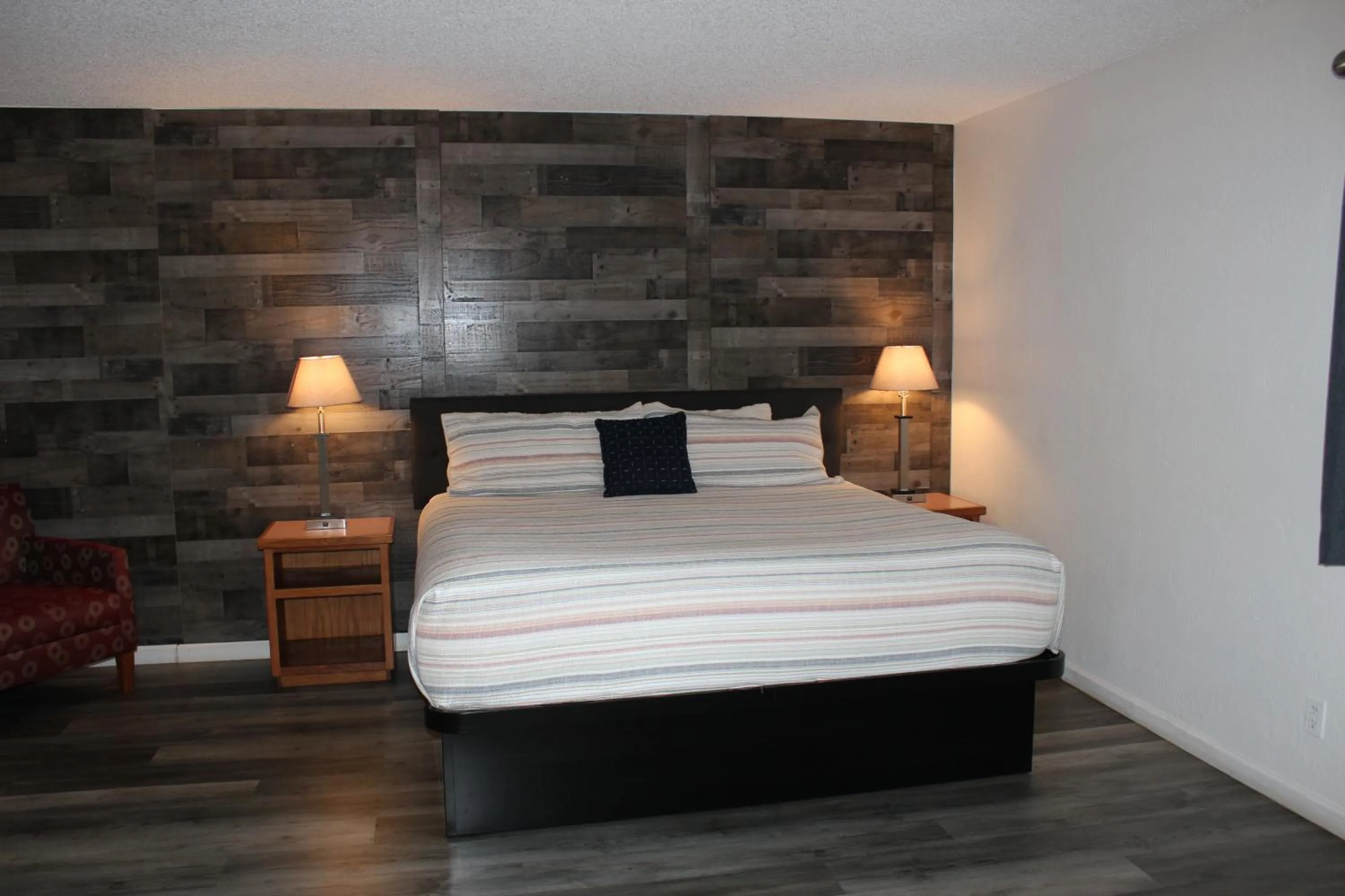 Bedroom, Bed in Cedarwood Inn of Ashland