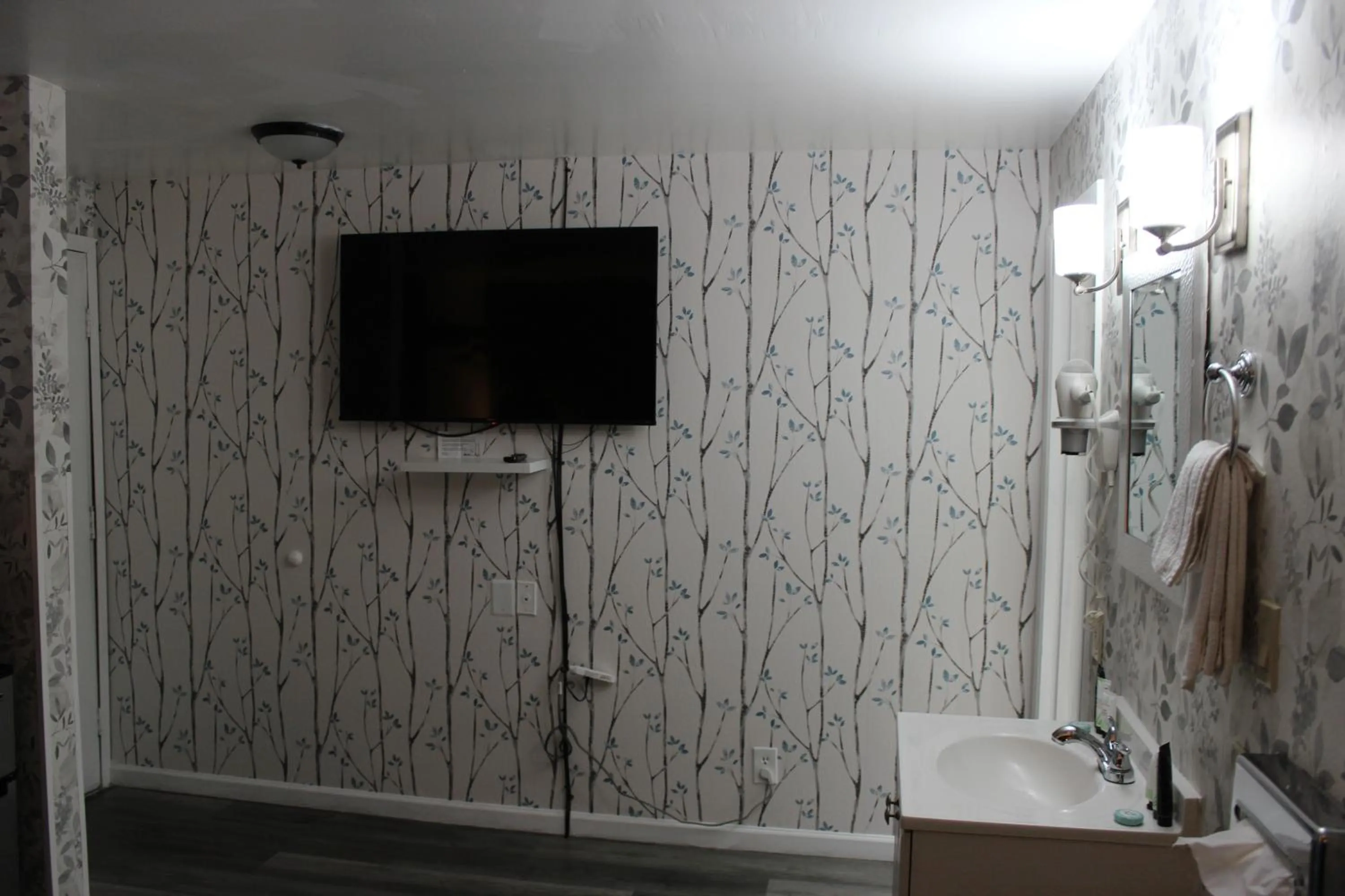 TV and multimedia in Cedarwood Inn of Ashland