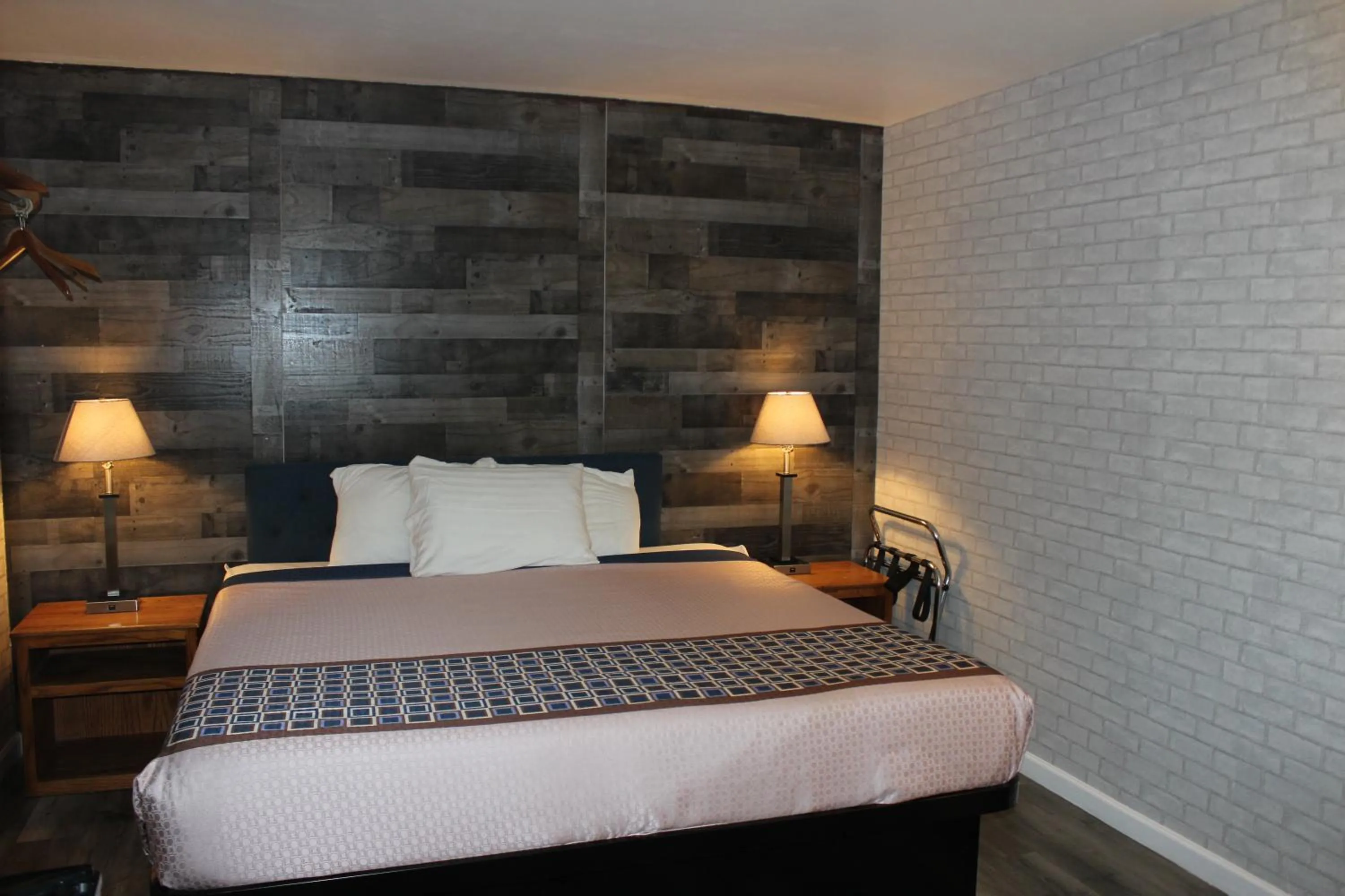 Bedroom, Bed in Cedarwood Inn of Ashland