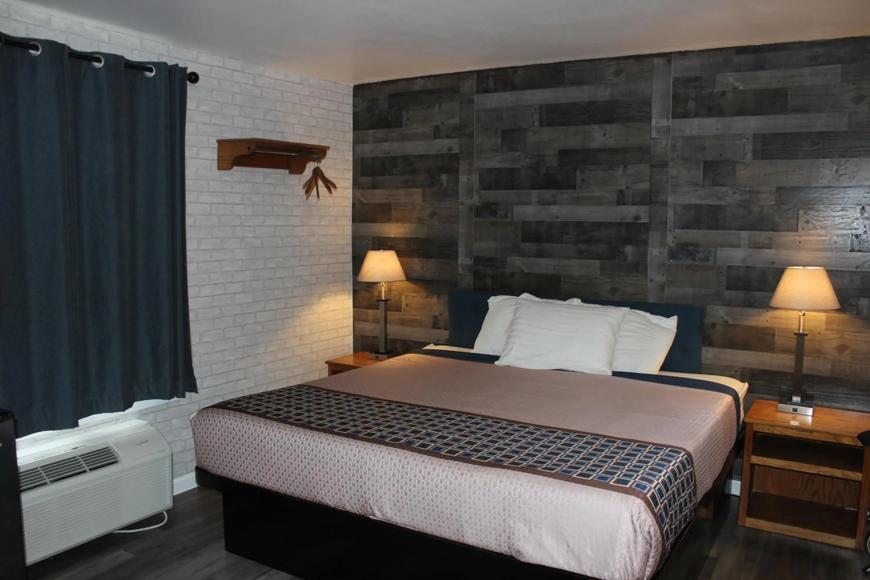 Bedroom, Bed in Cedarwood Inn of Ashland