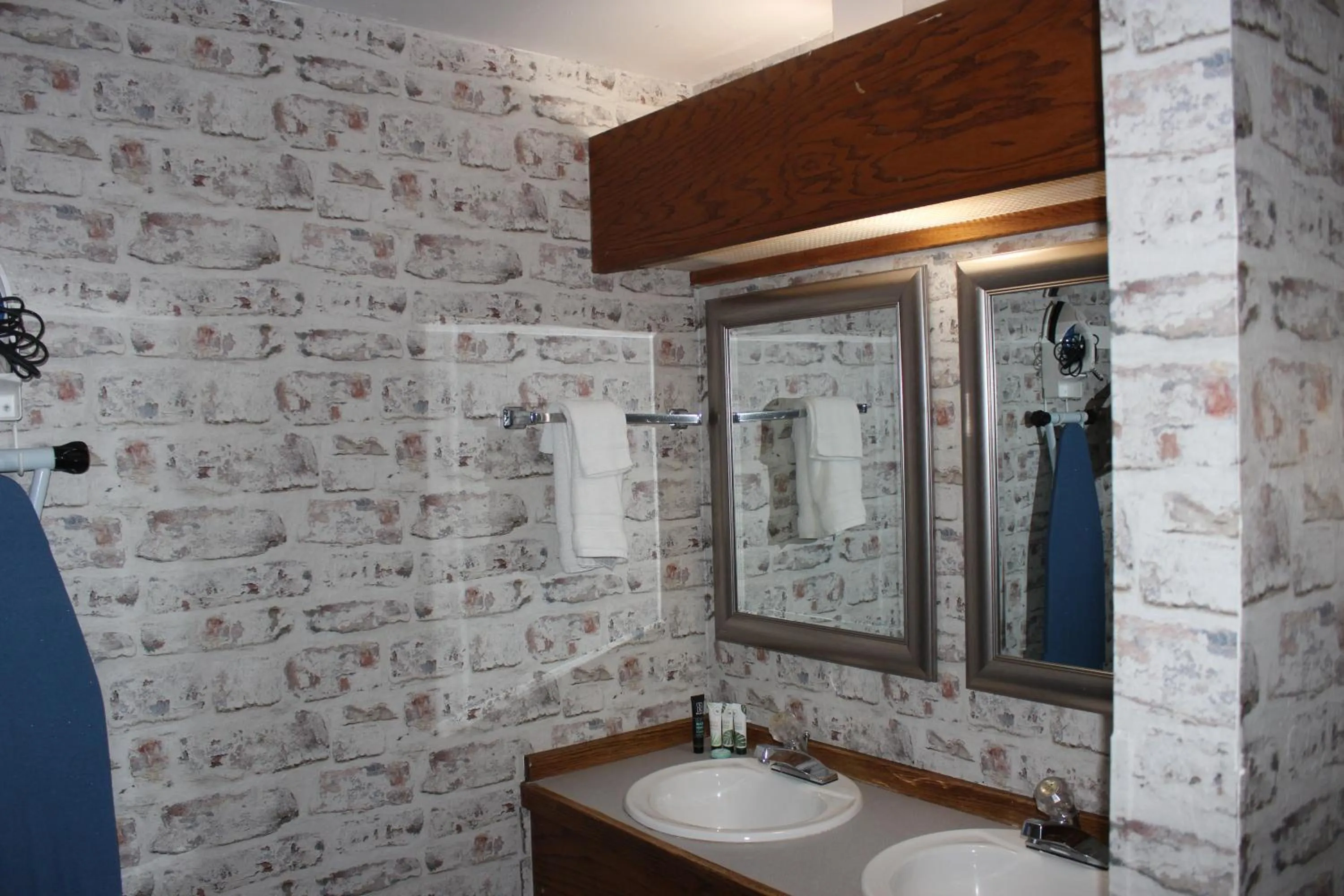 Bathroom in Cedarwood Inn of Ashland