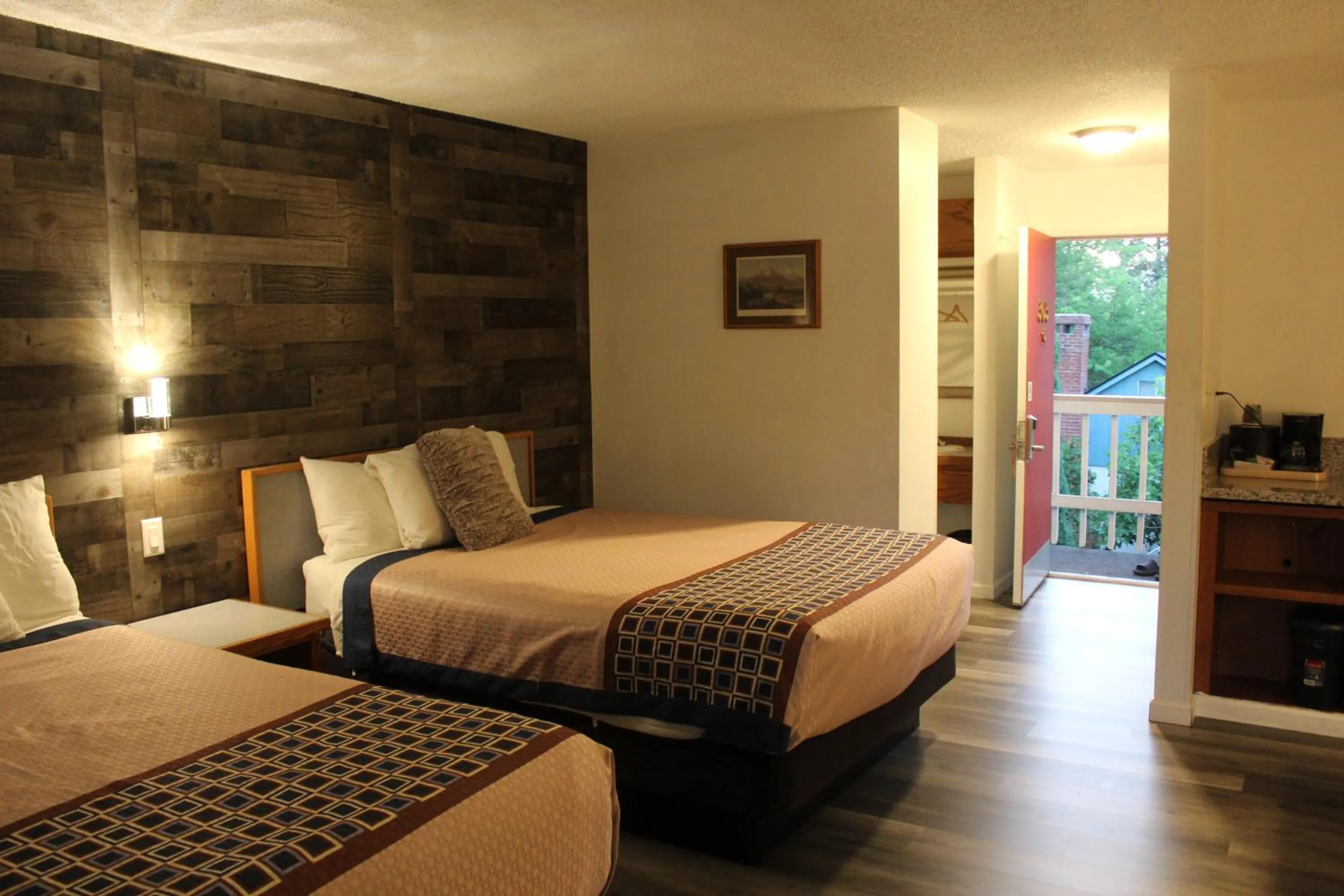 Bed in Cedarwood Inn of Ashland