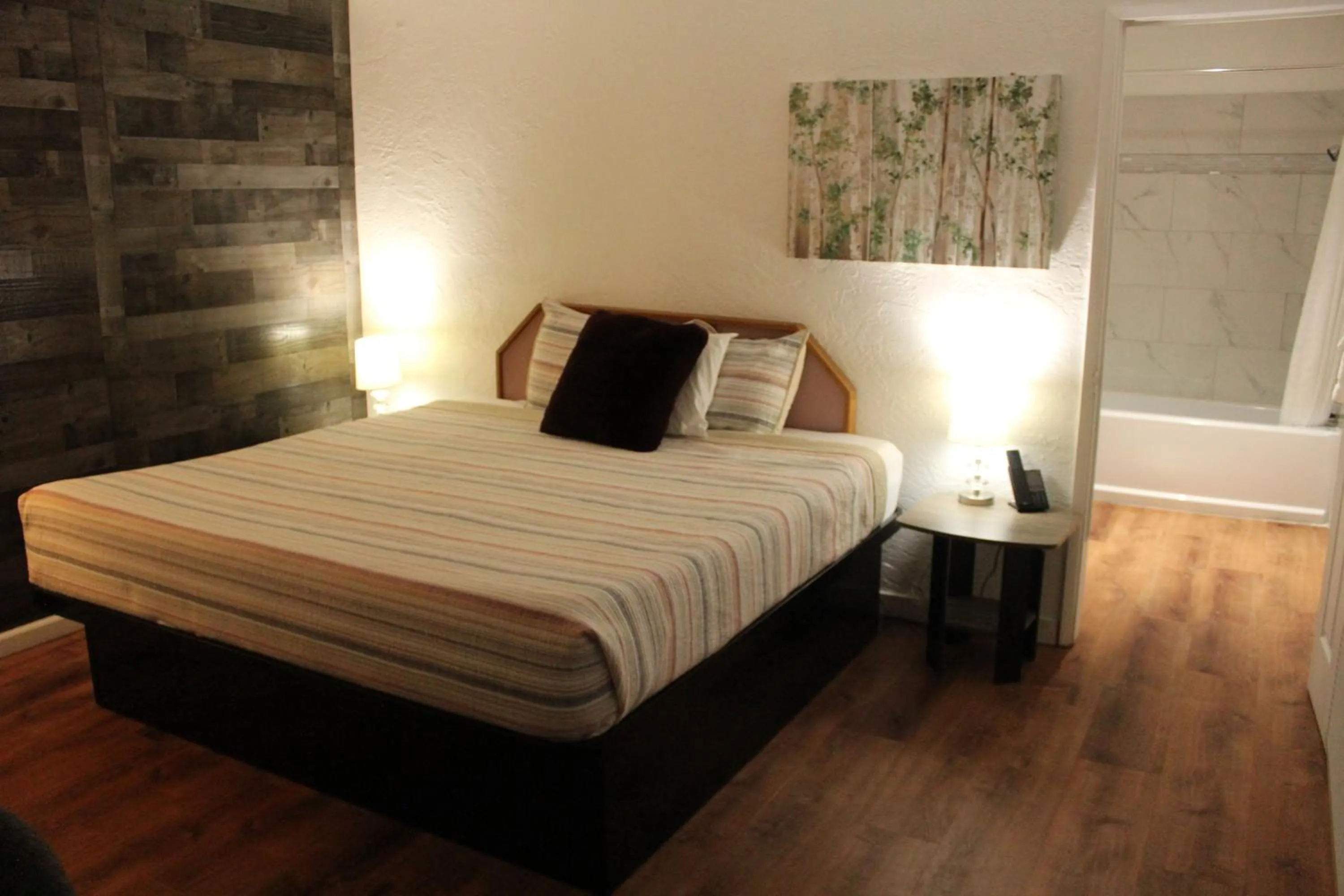Bedroom, Bed in Cedarwood Inn of Ashland
