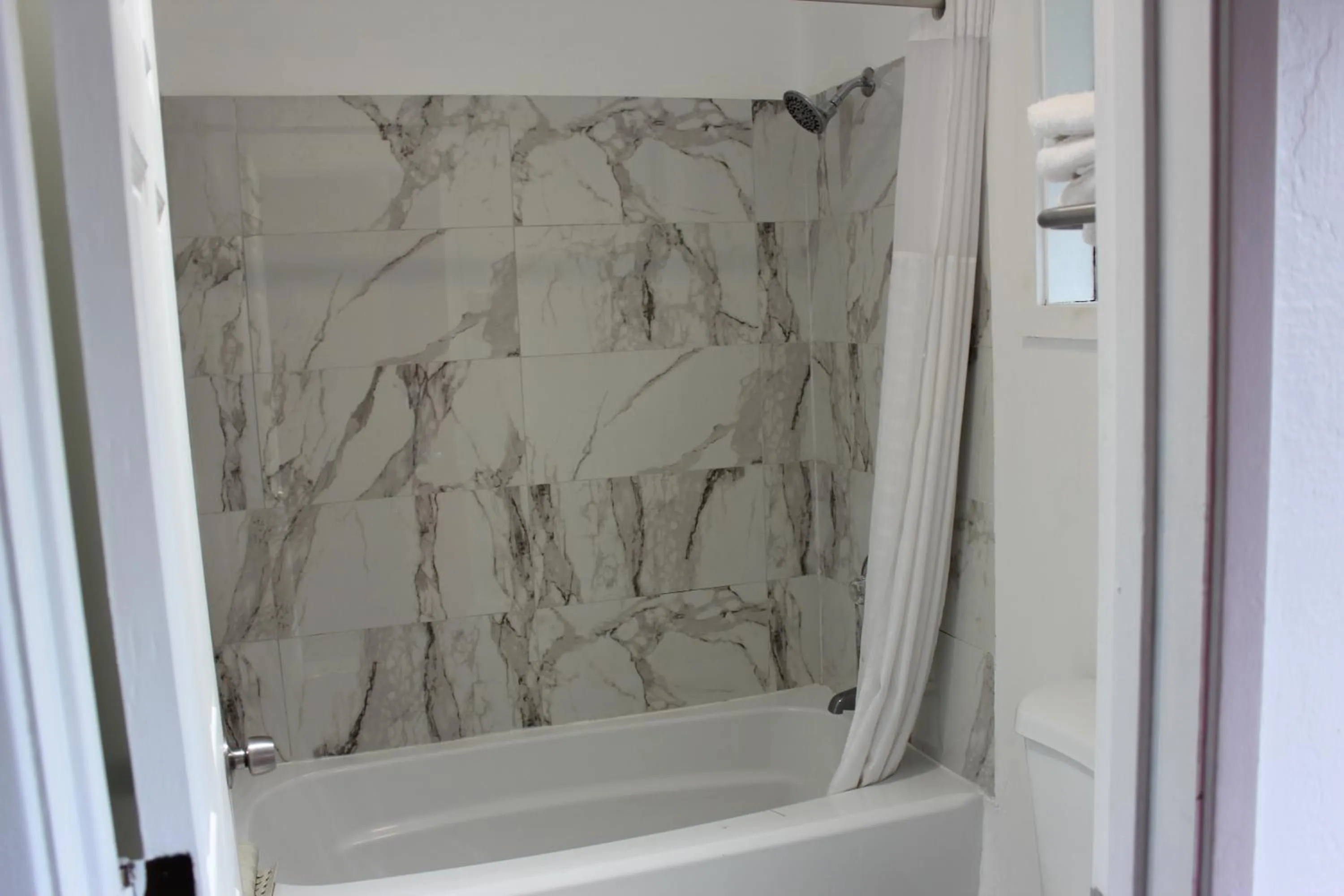 Bathroom in Cedarwood Inn of Ashland