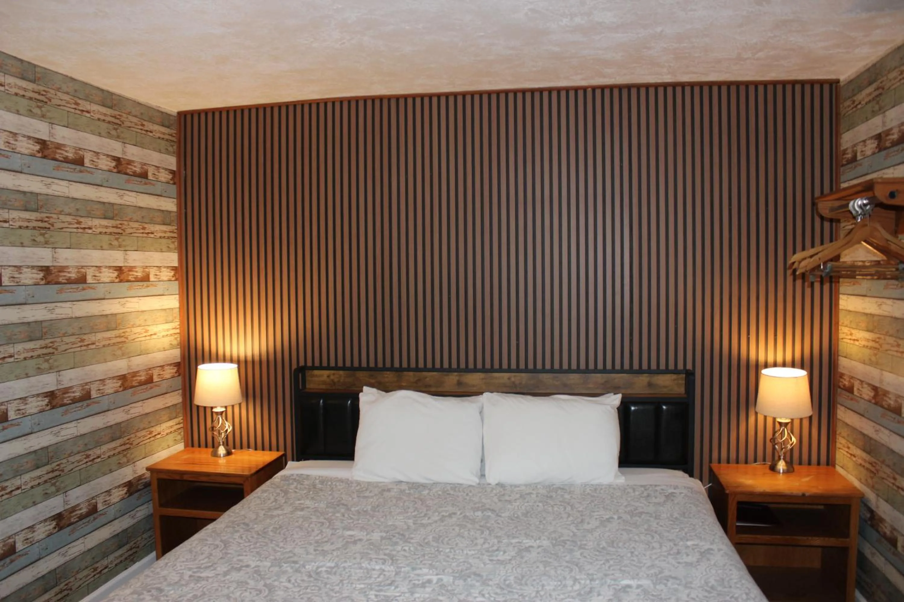 Bed in Cedarwood Inn of Ashland