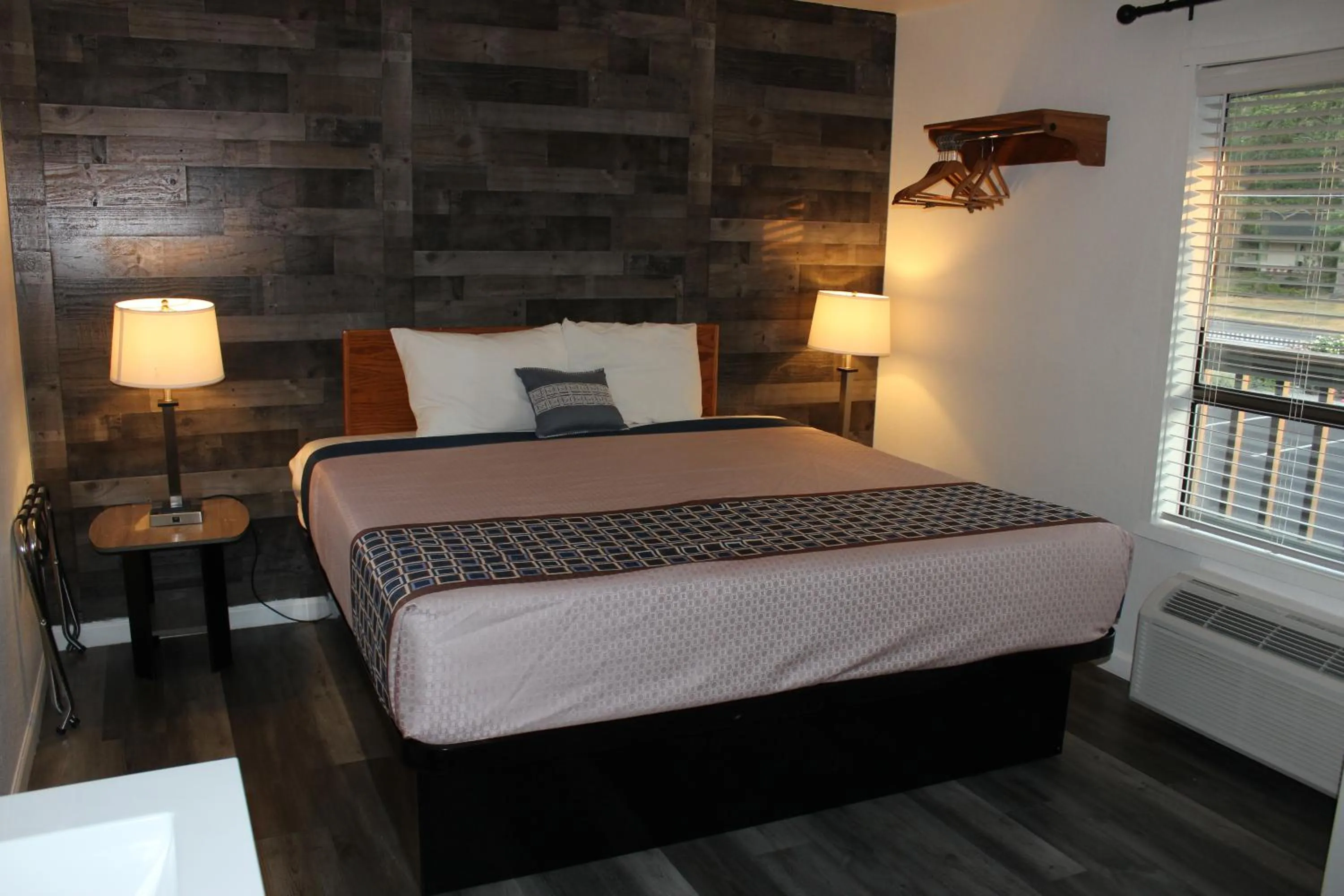 Bedroom, Bed in Cedarwood Inn of Ashland