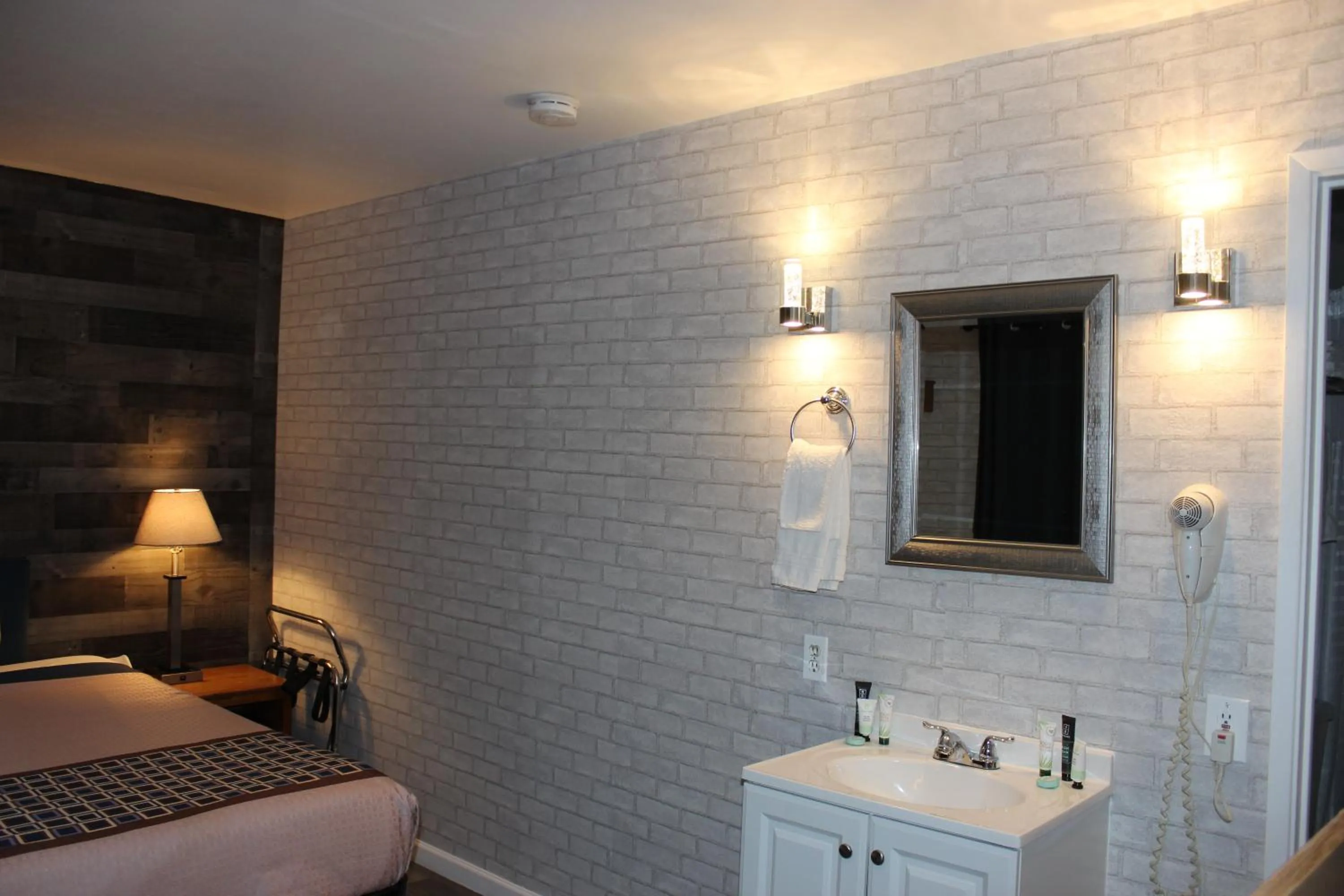 Bed in Cedarwood Inn of Ashland