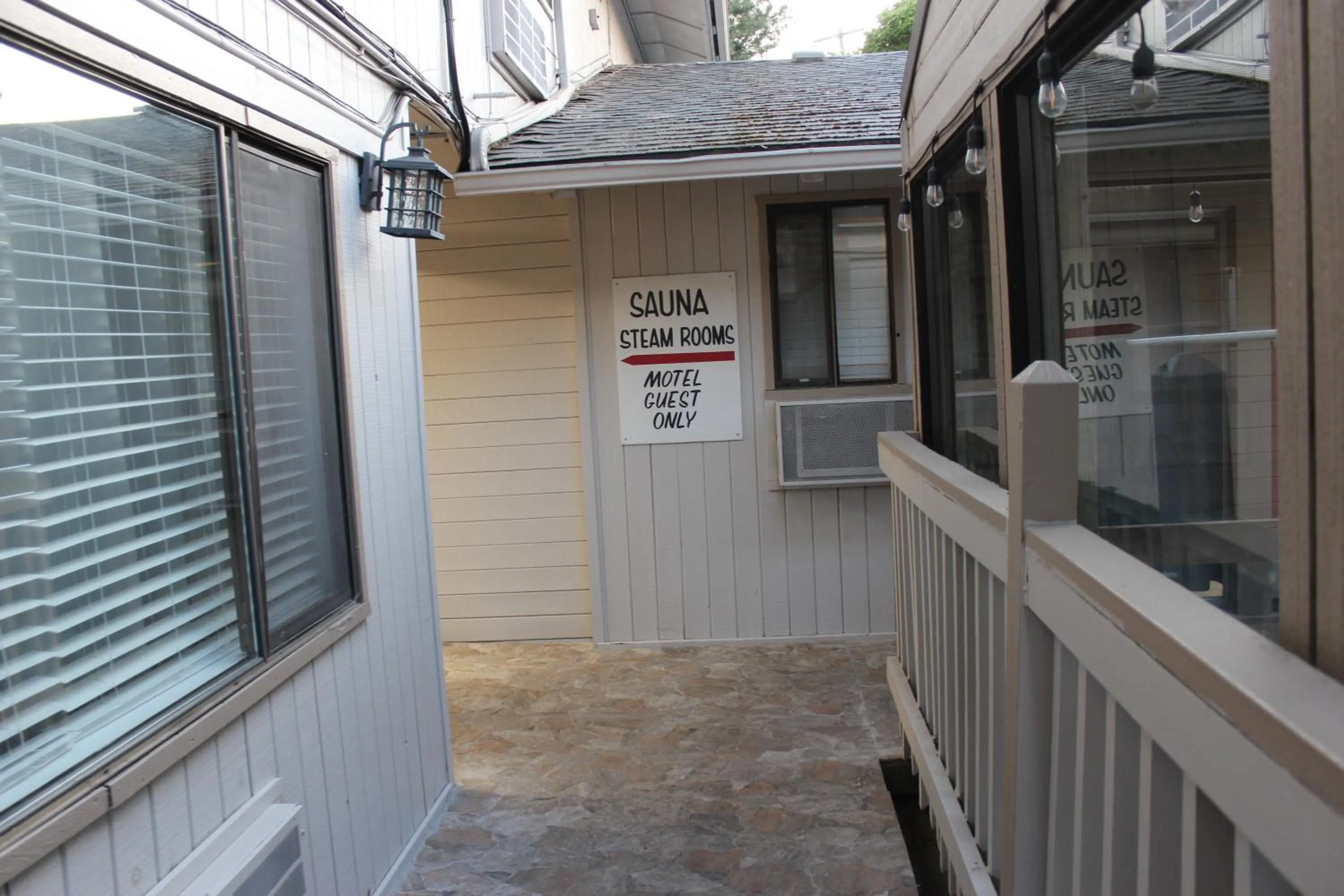 Property building in Cedarwood Inn of Ashland