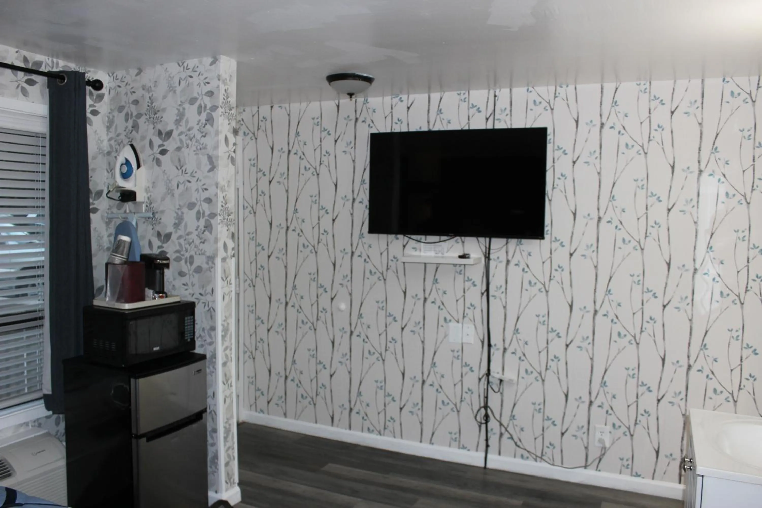 TV and multimedia in Cedarwood Inn of Ashland