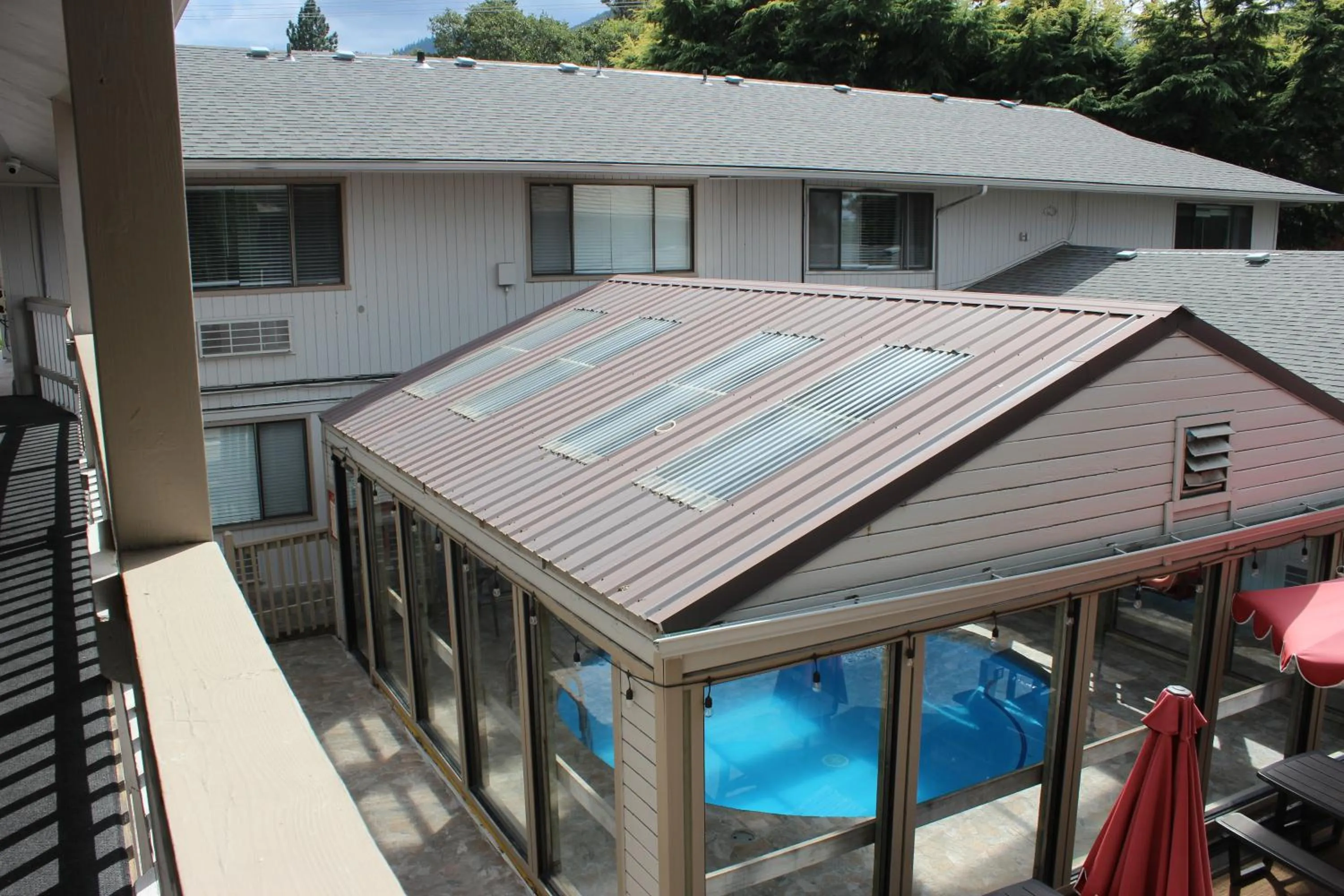 Inner courtyard view in Cedarwood Inn of Ashland