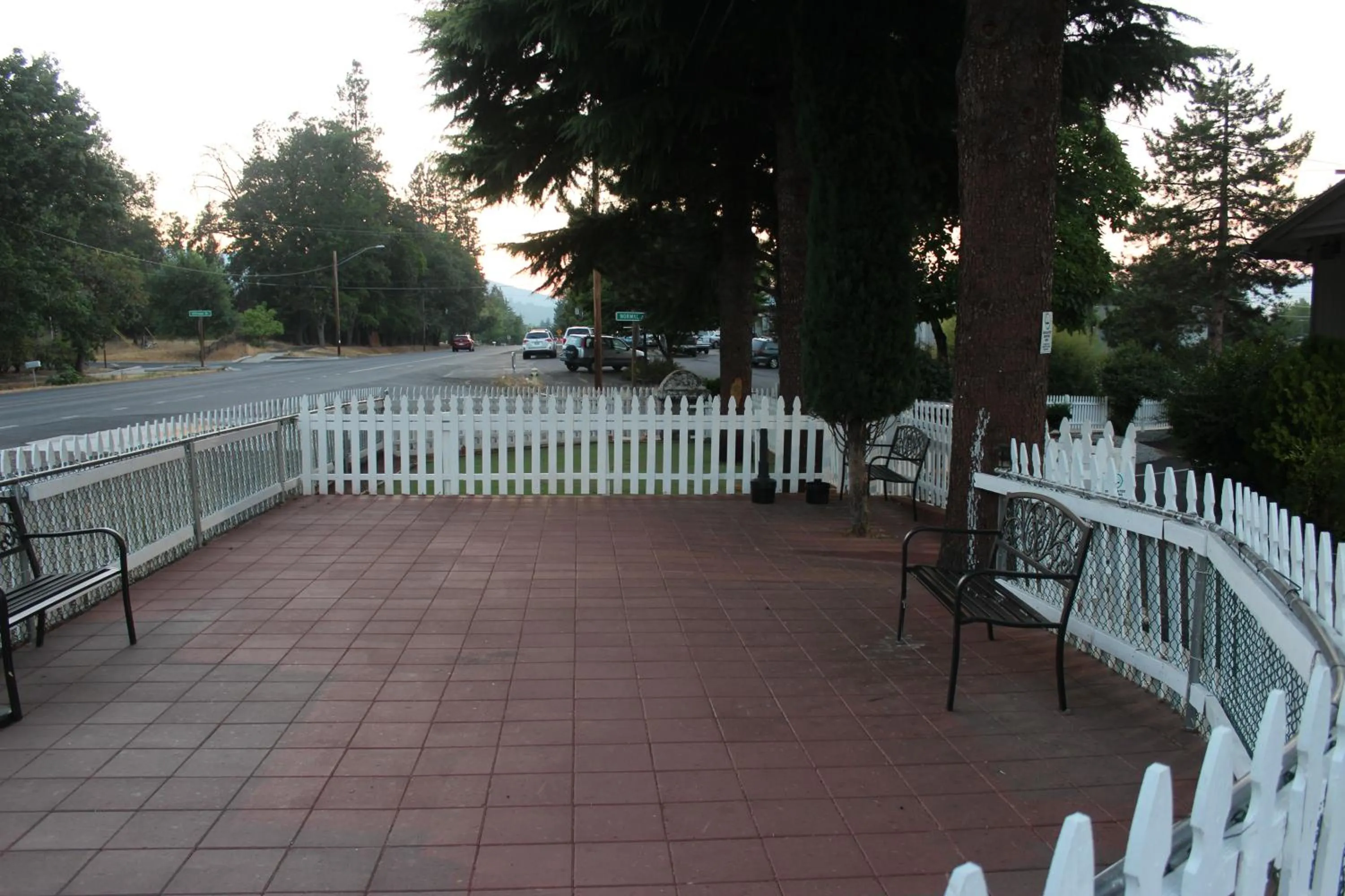 Seating area in Cedarwood Inn of Ashland