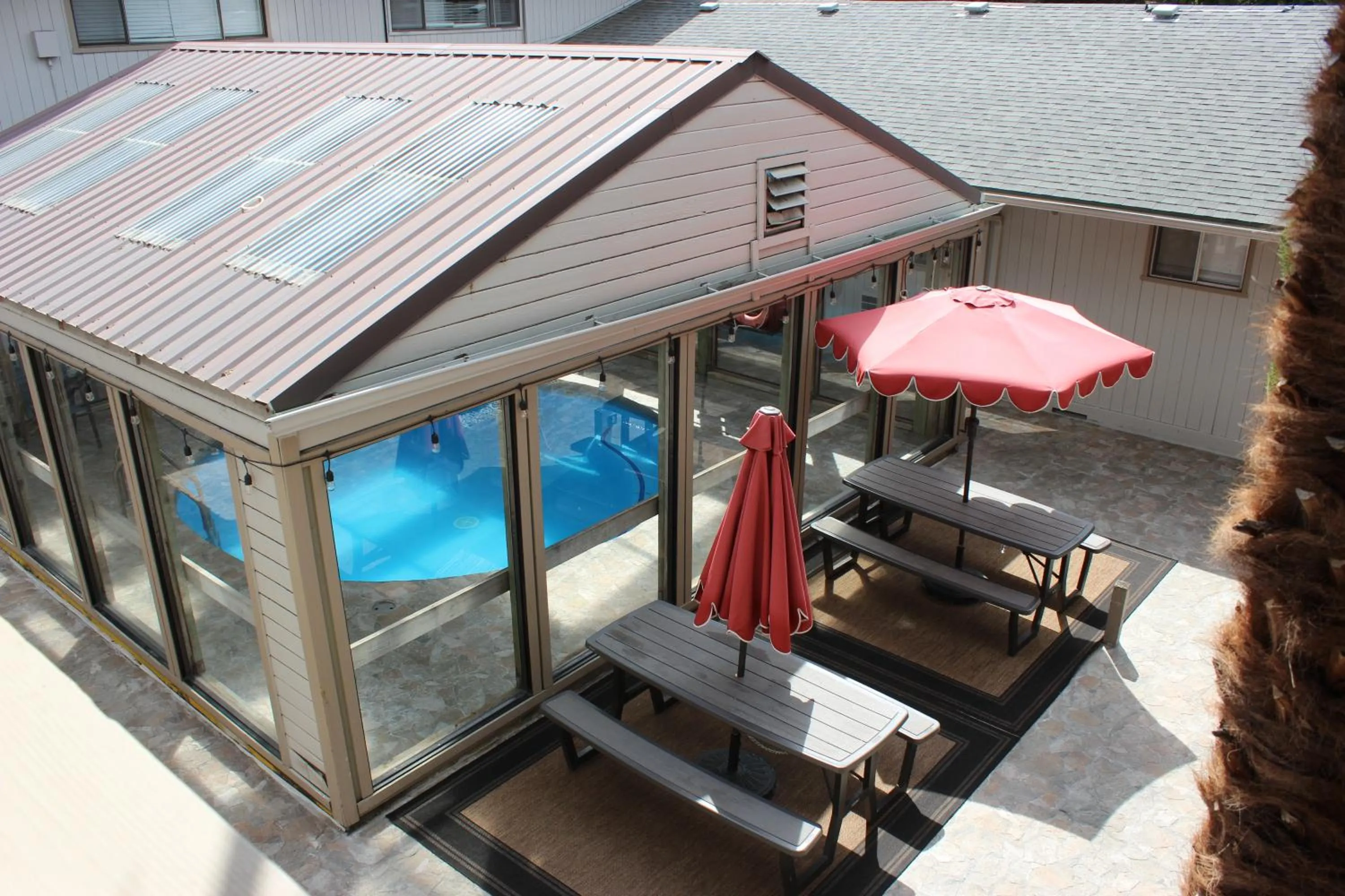 Inner courtyard view in Cedarwood Inn of Ashland