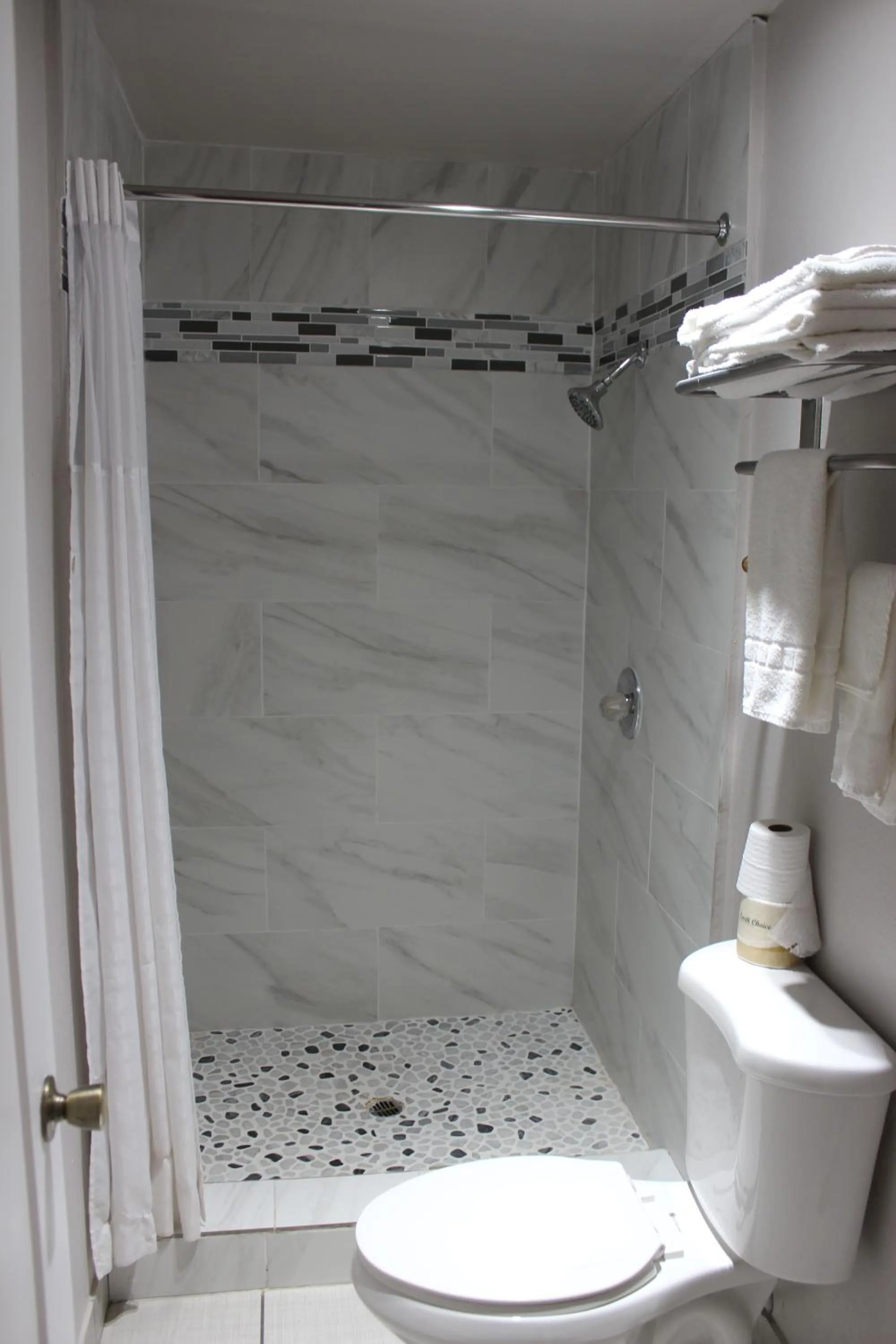 Bathroom in Cedarwood Inn of Ashland