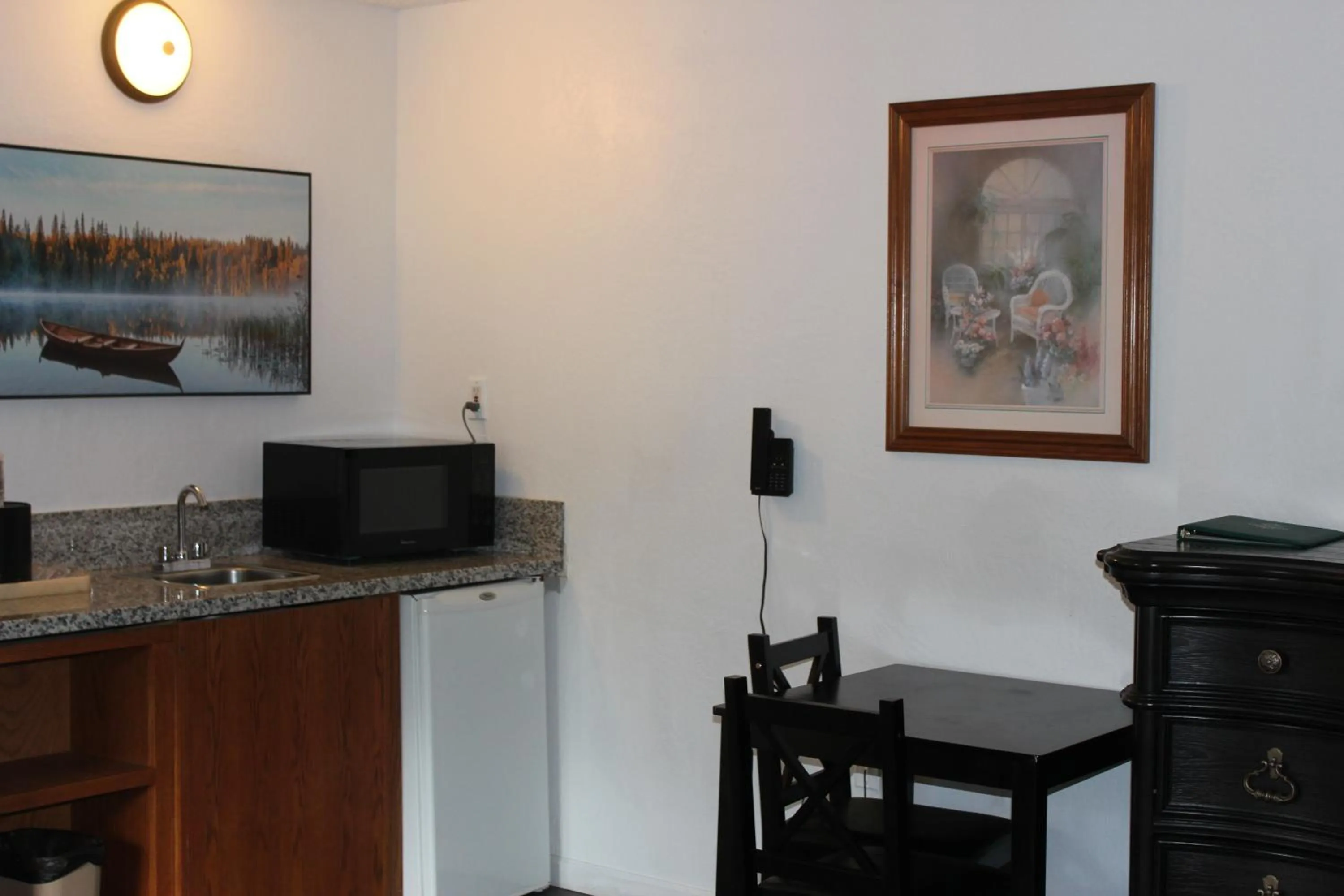 Bathroom in Cedarwood Inn of Ashland