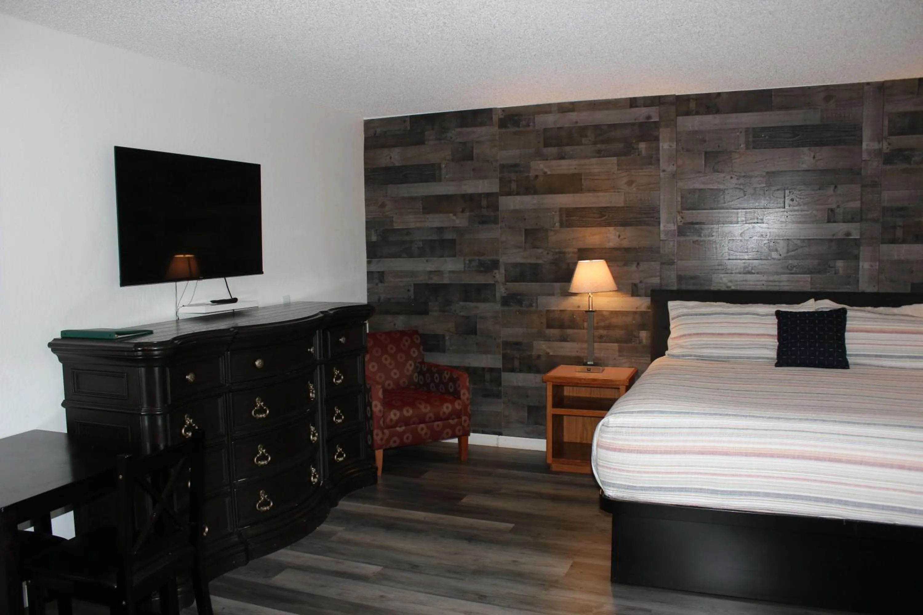 Bedroom, Bed in Cedarwood Inn of Ashland