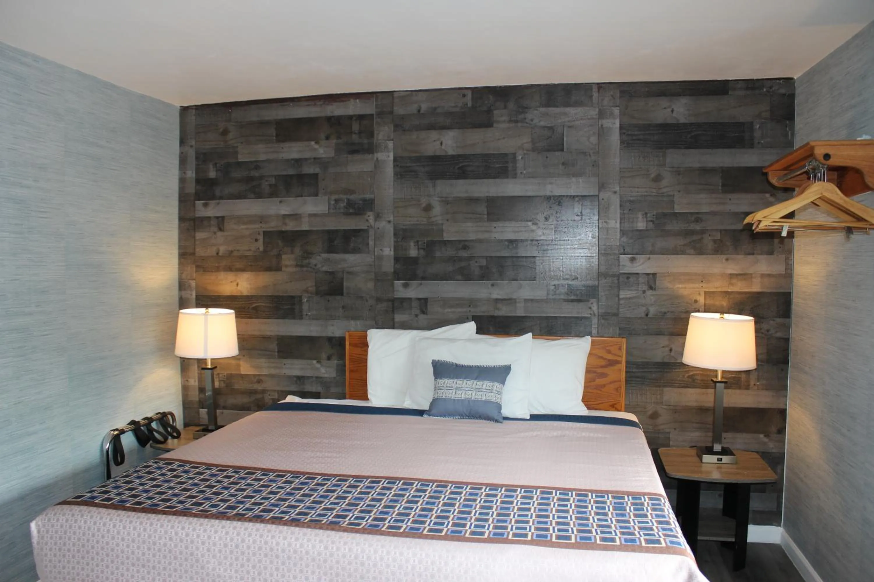 Bed in Cedarwood Inn of Ashland