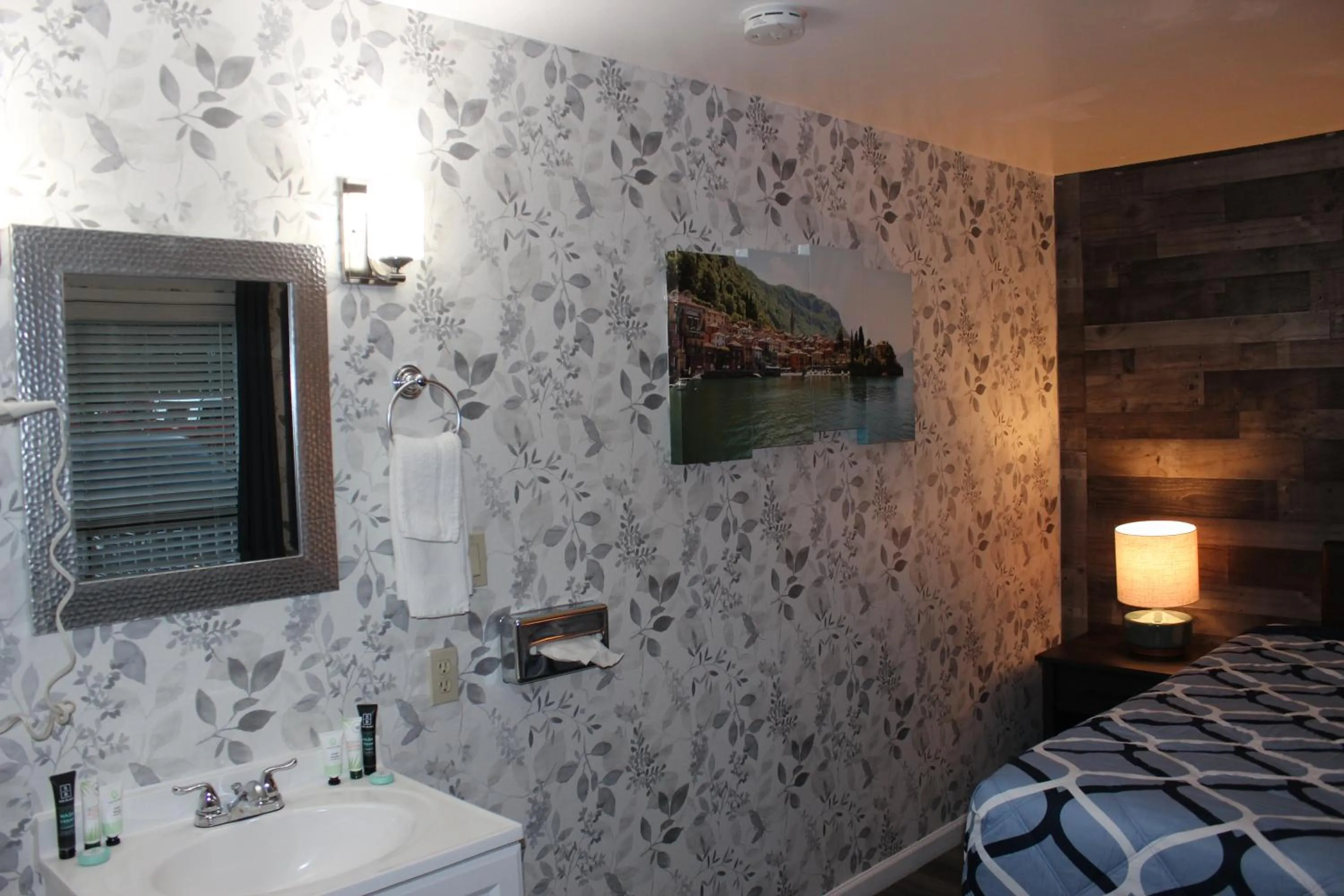 Bathroom, Bed in Cedarwood Inn of Ashland