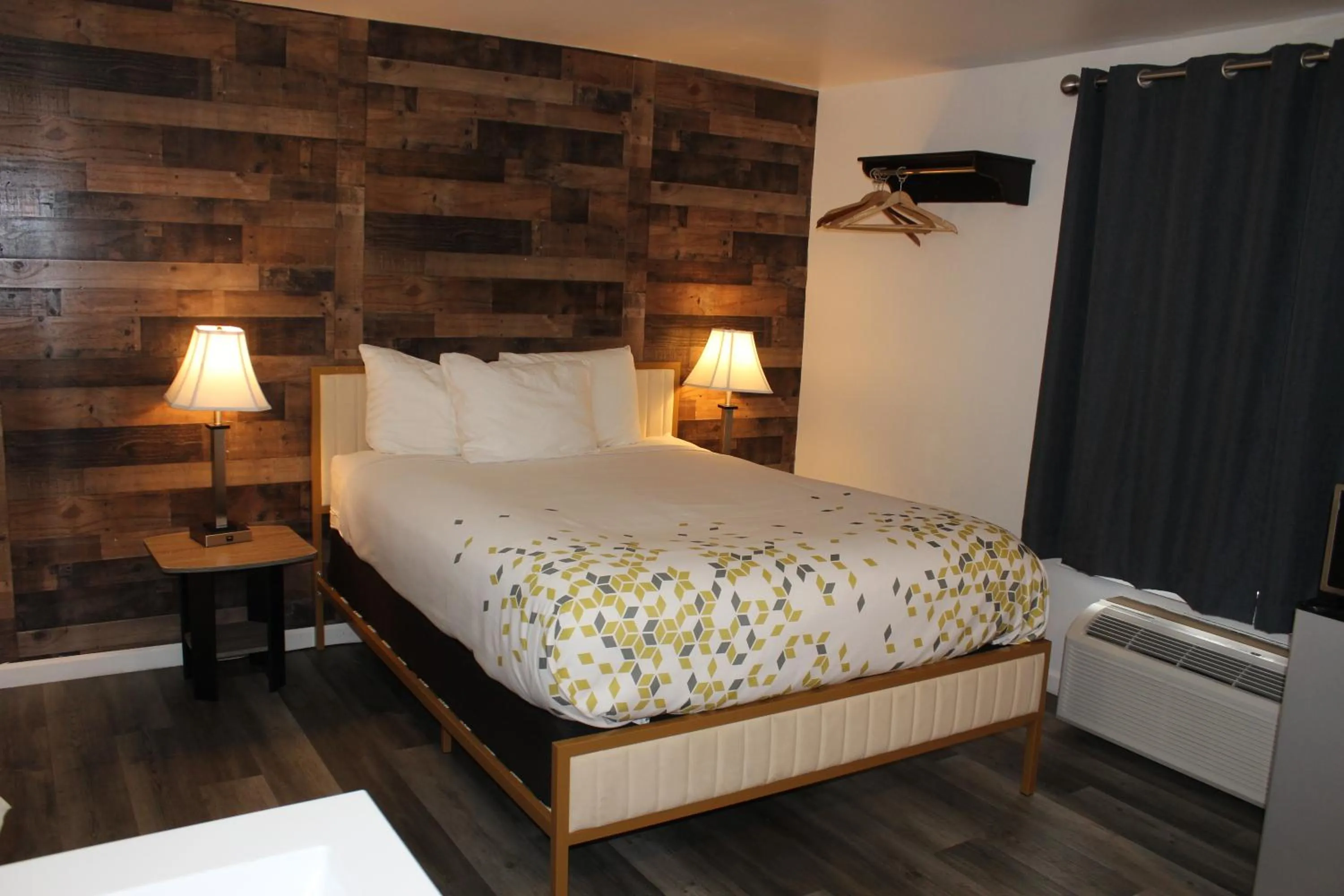 Bedroom, Bed in Cedarwood Inn of Ashland