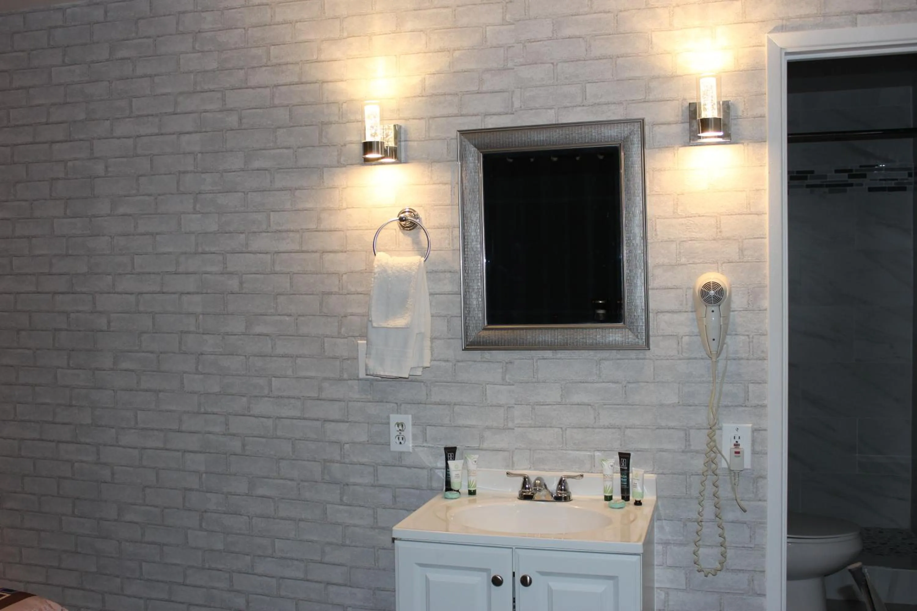 Bedroom in Cedarwood Inn of Ashland