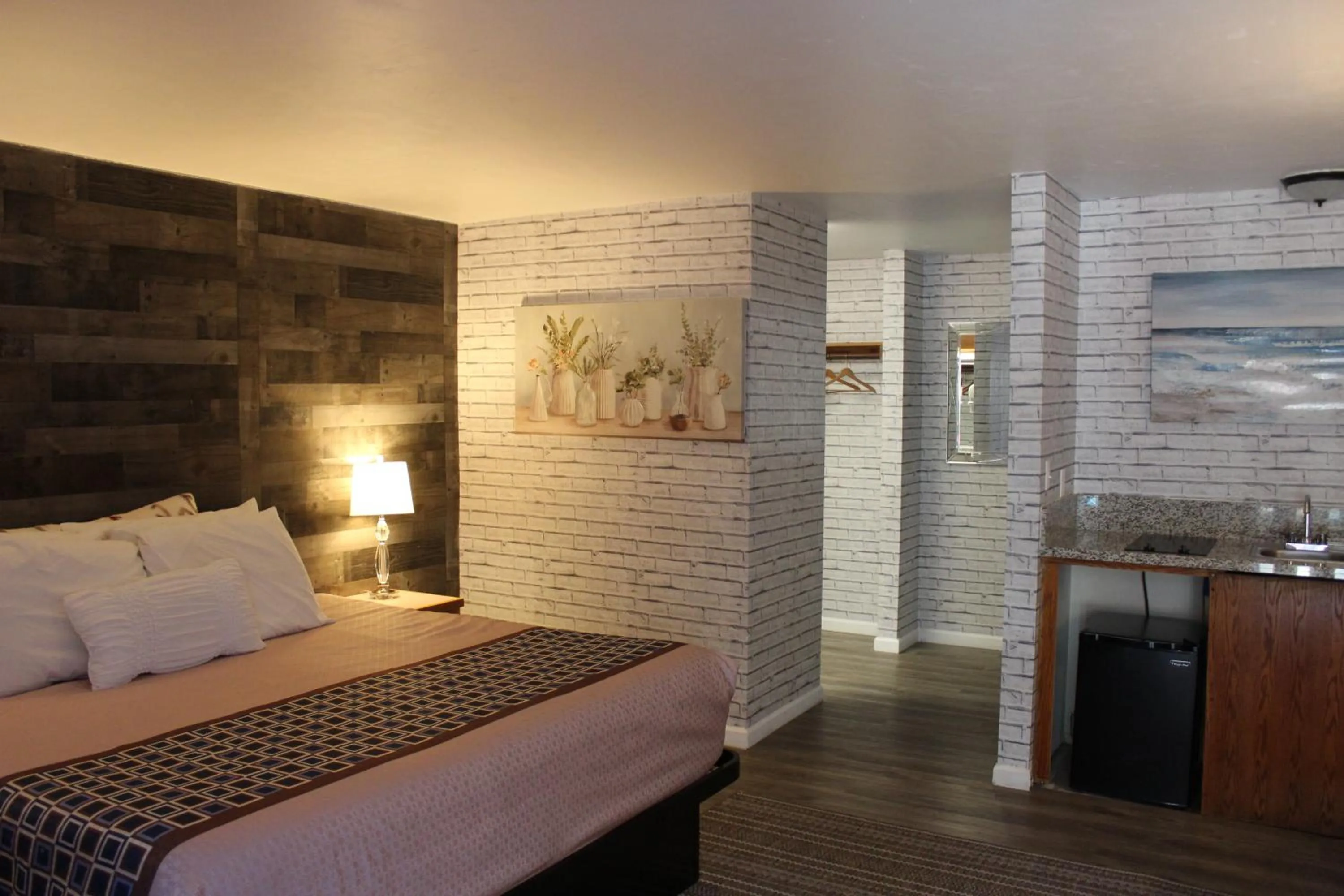 Bedroom, Bed in Cedarwood Inn of Ashland