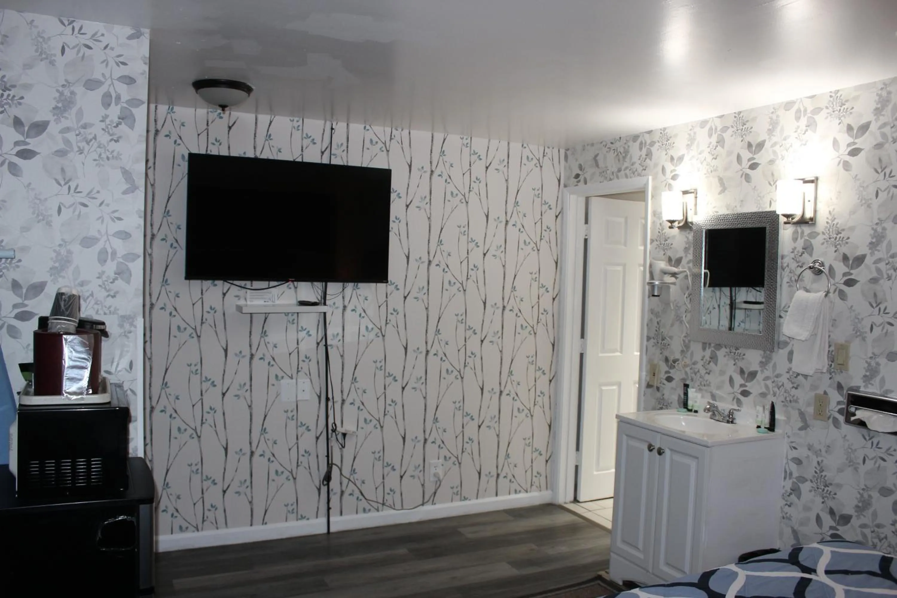 TV and multimedia in Cedarwood Inn of Ashland