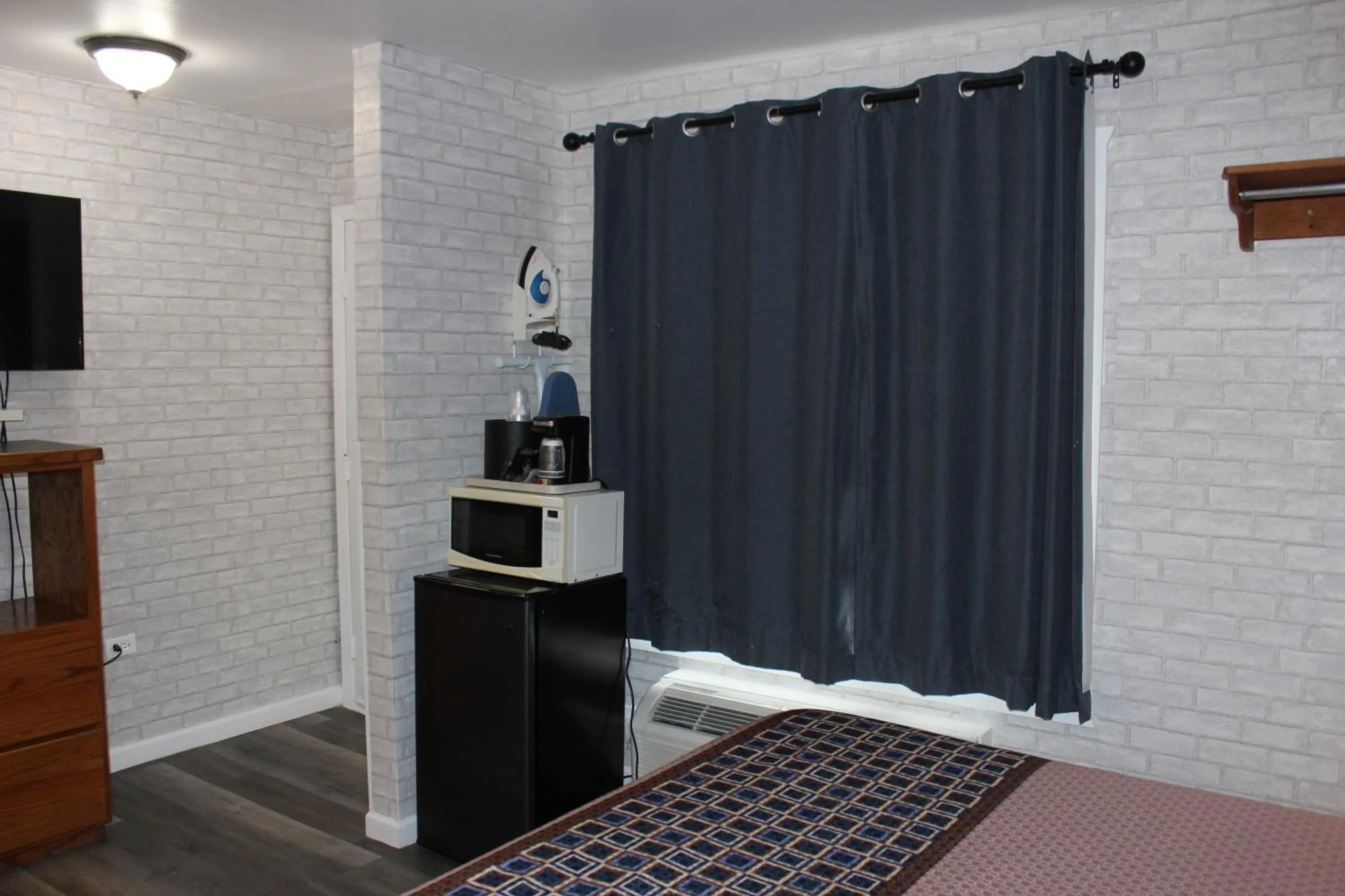 Bathroom in Cedarwood Inn of Ashland