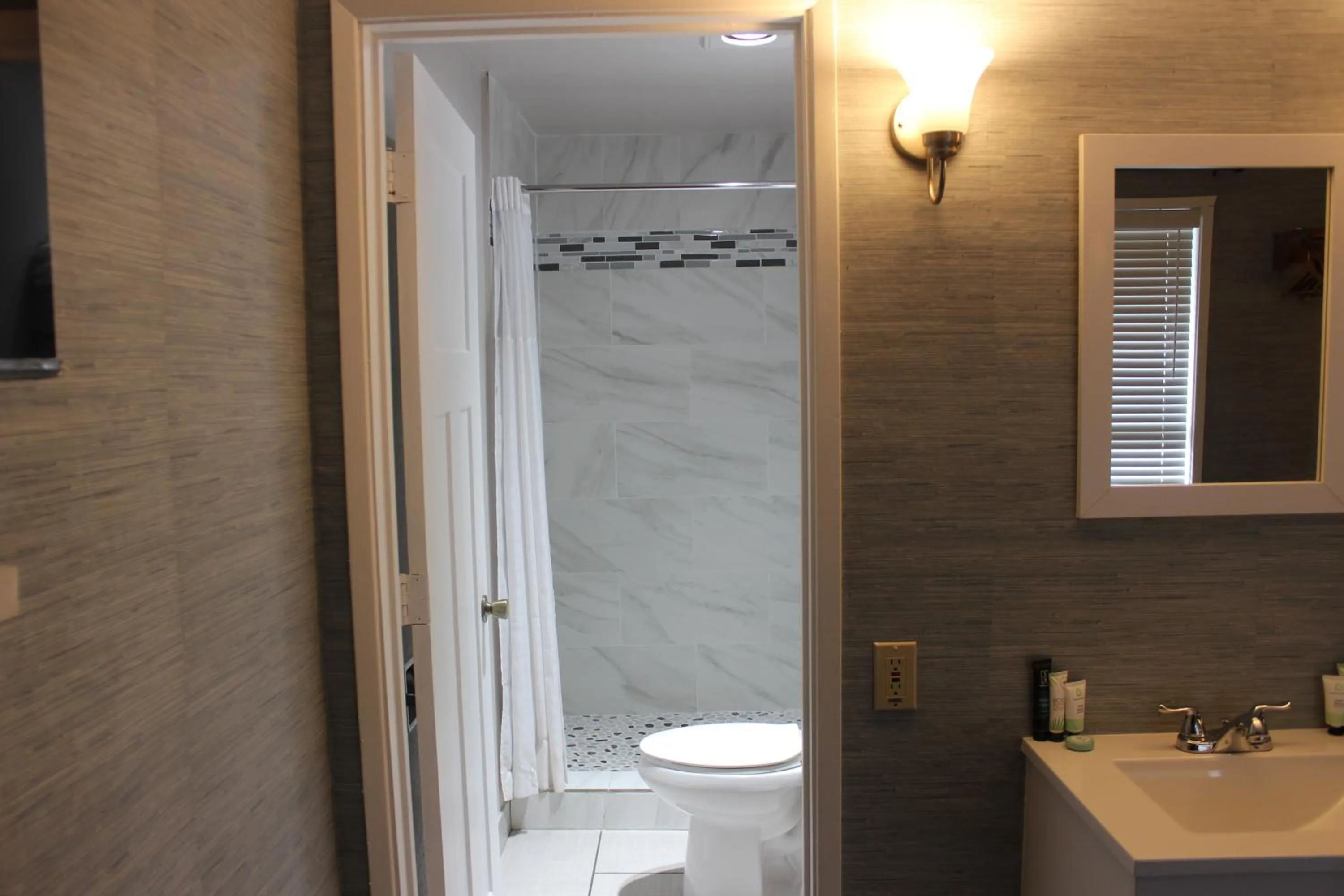 Bathroom in Cedarwood Inn of Ashland