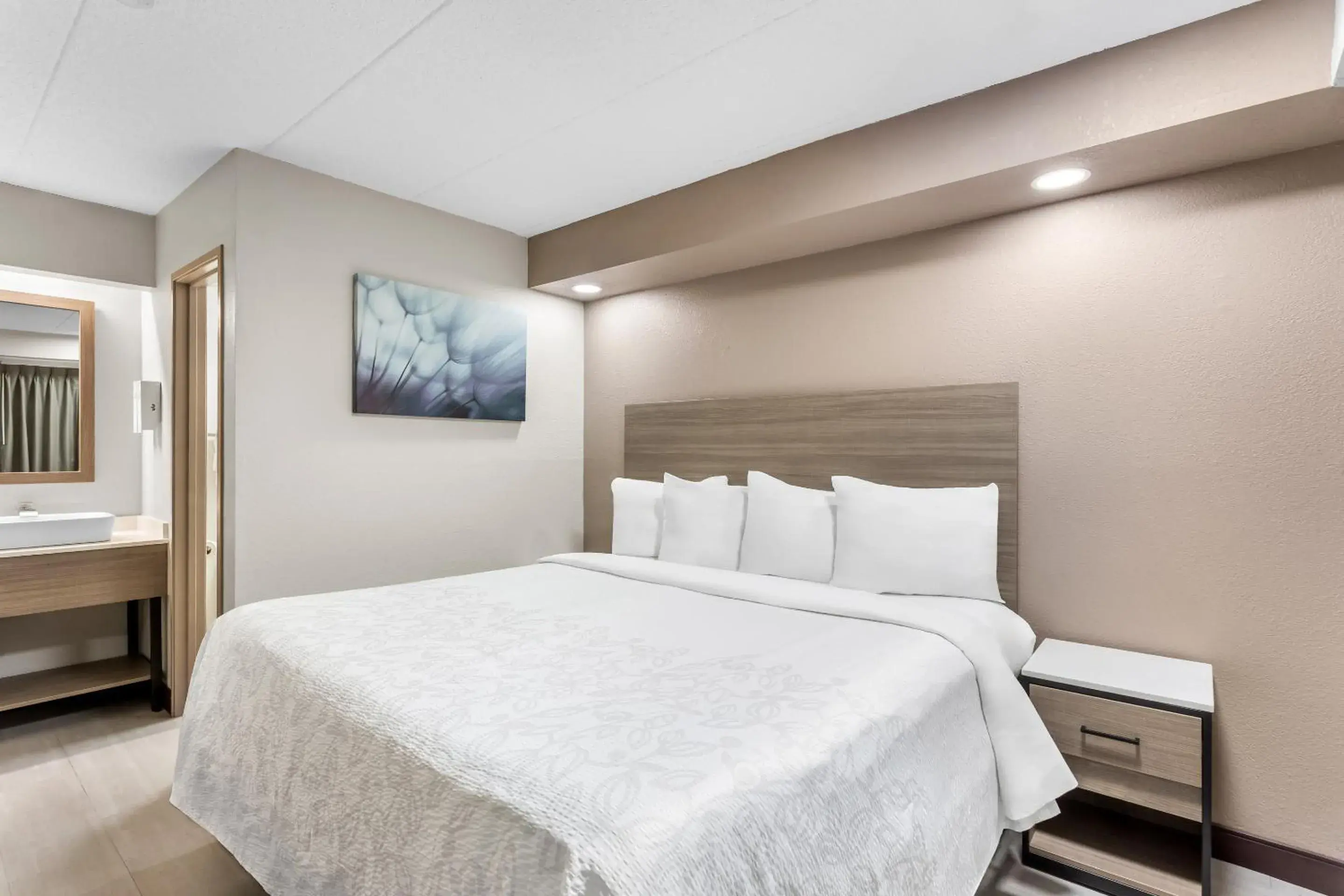 Standard King Room Disability Access Smoke Free in Red Roof PLUS Chicago - Hoffman Estates Standard King Room Disability Access Smoke Free in Red Roof PLUS Chicago - Hoffman Estates