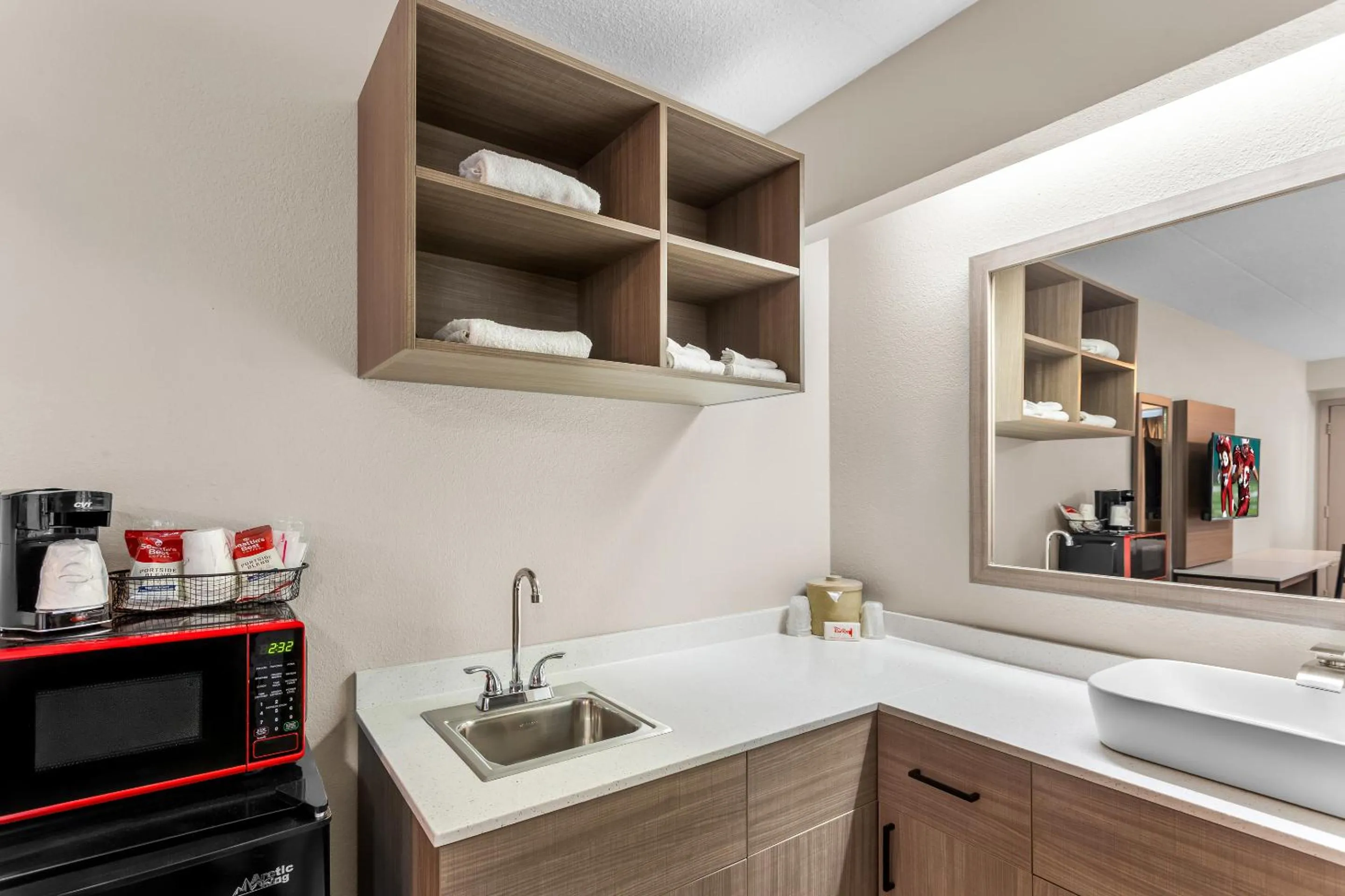 Guests in Red Roof PLUS Chicago - Hoffman Estates