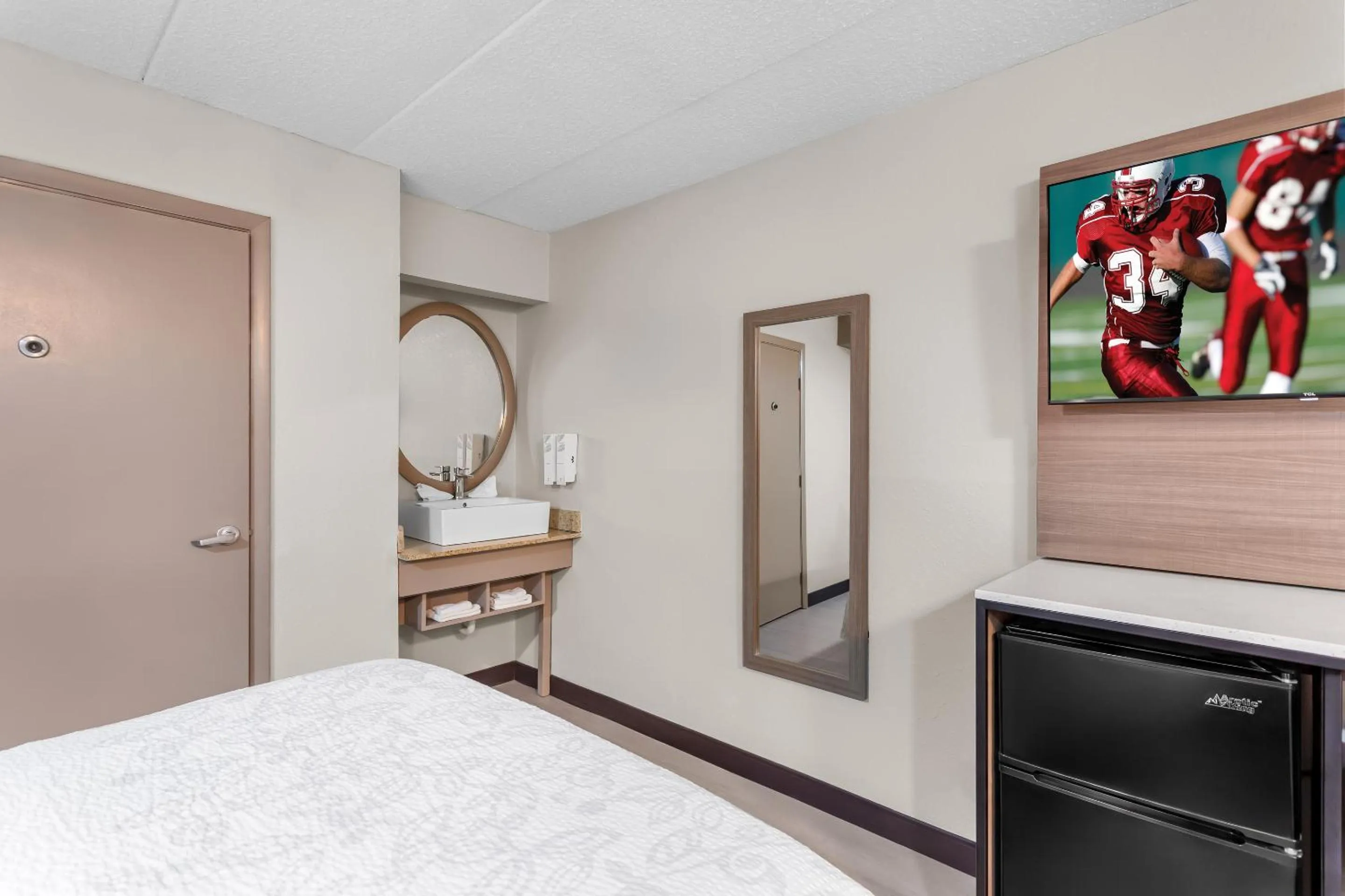 Guests, Bed in Red Roof PLUS Chicago - Hoffman Estates