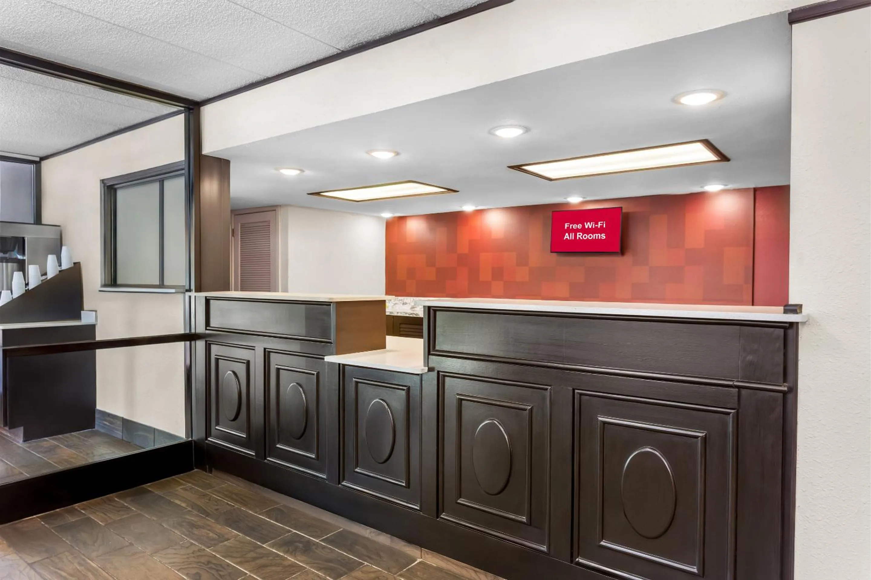 Lobby or reception in Red Roof PLUS Chicago - Hoffman Estates