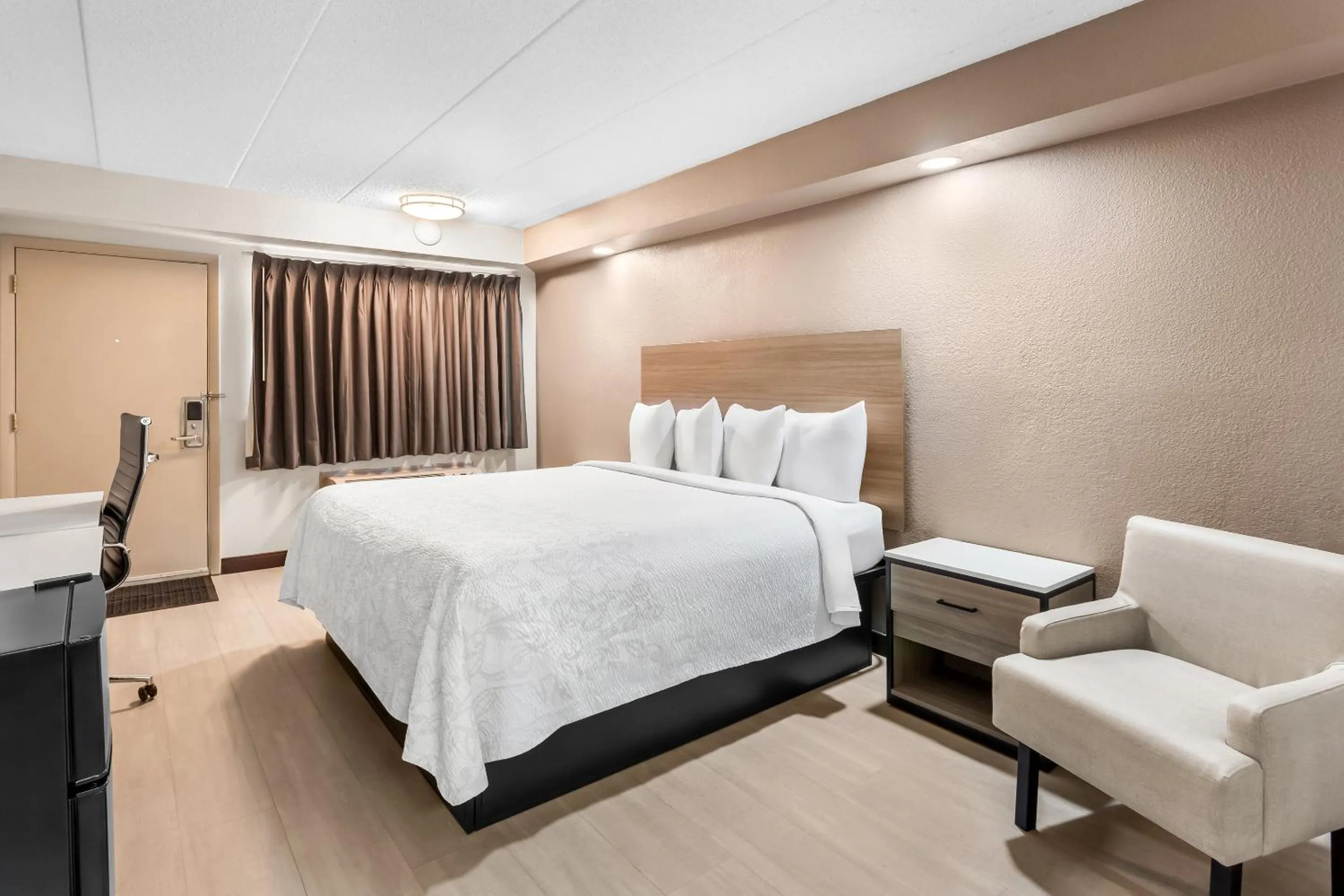 Photo of the whole room, Bed in Red Roof PLUS Chicago - Hoffman Estates