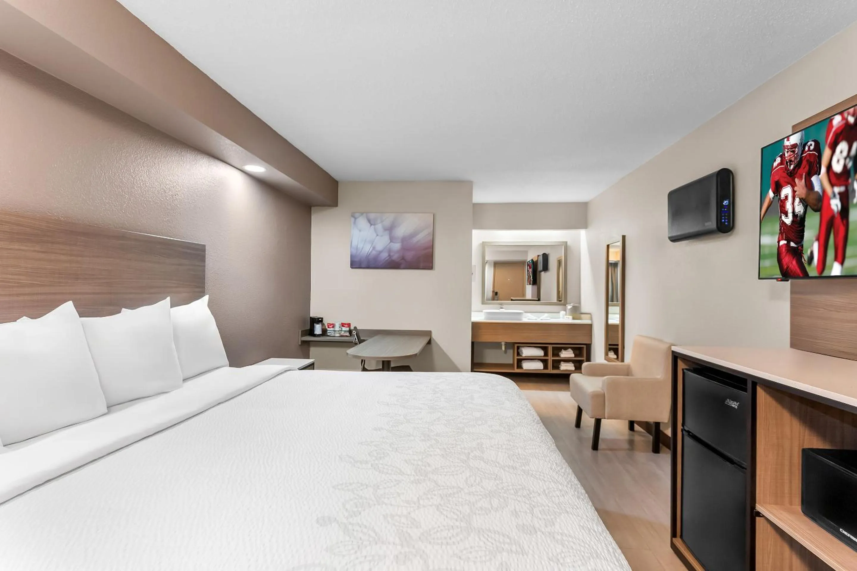 Guests, Bed in Red Roof PLUS Chicago - Hoffman Estates