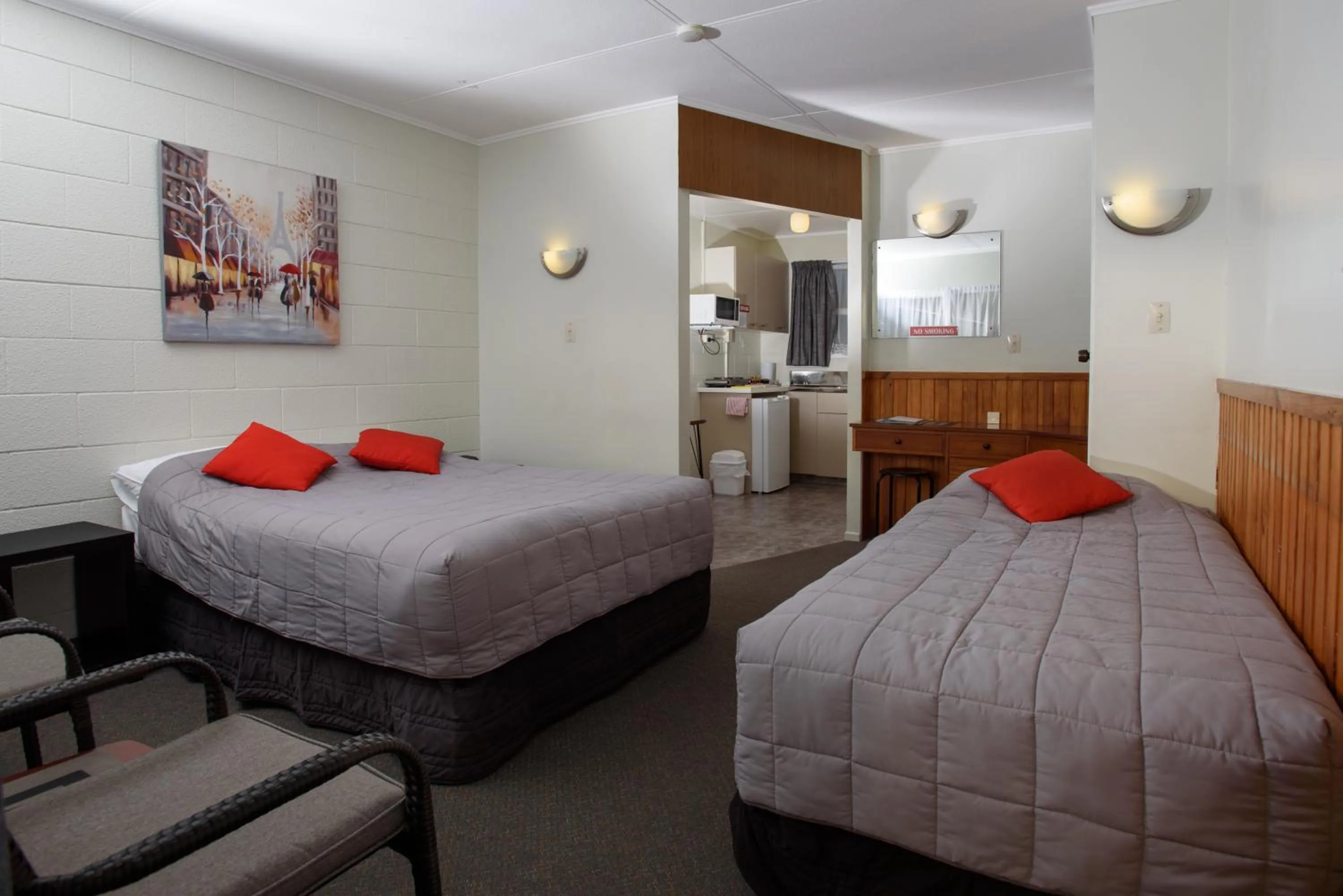 Living room, Bed in Kauri Lodge Motel