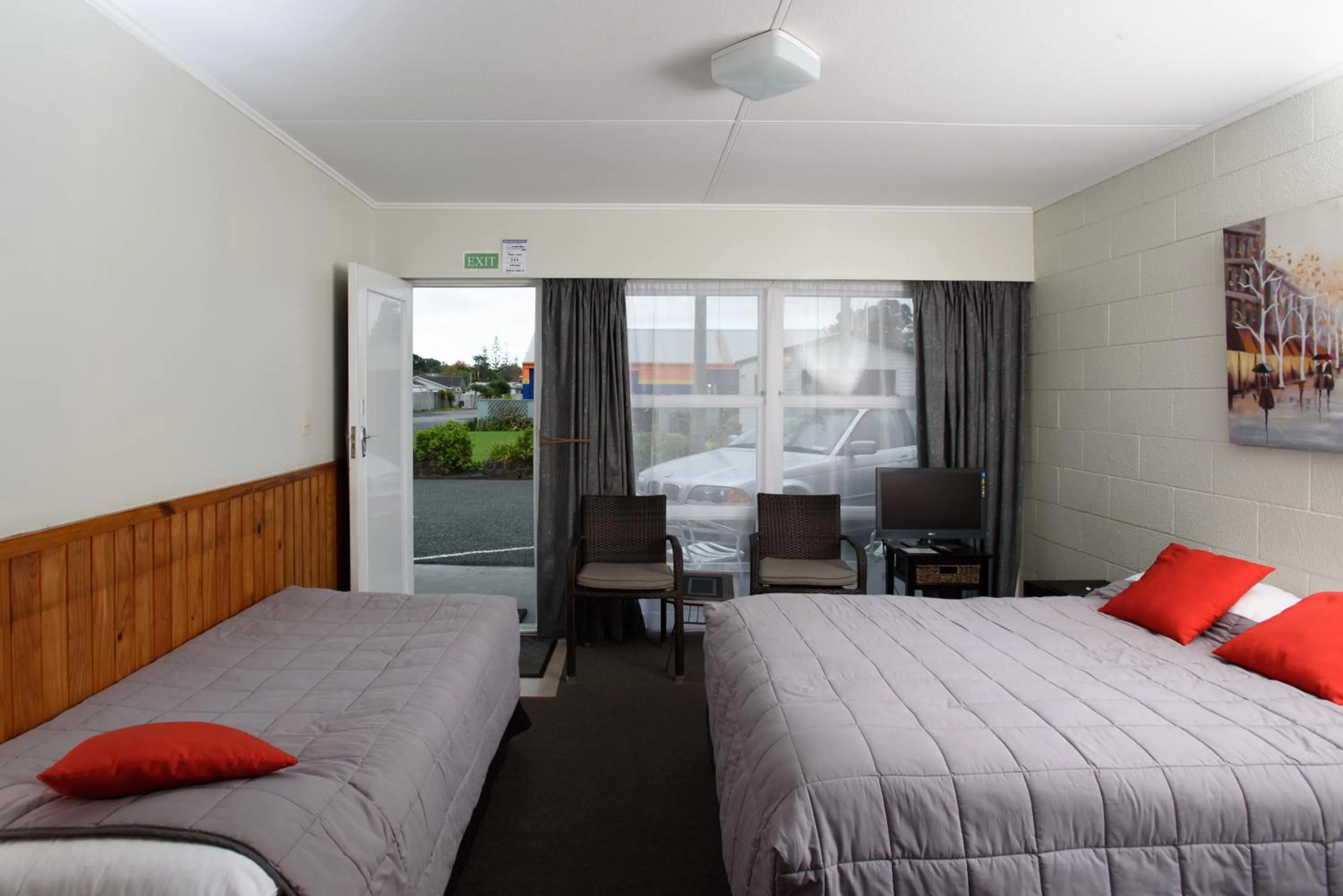Living room, Bed in Kauri Lodge Motel