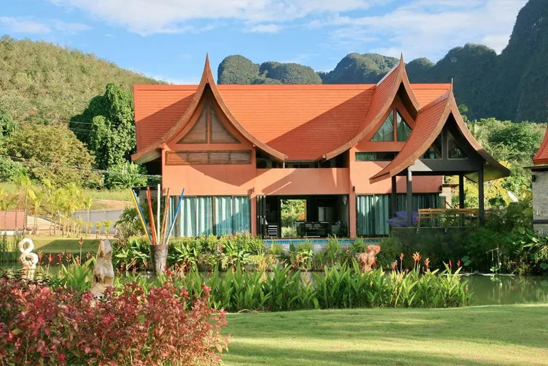 Deluxe Three-Bedroom Villa with Private Pool in Tha Lane Bay Villas Deluxe Three-Bedroom Villa with Private Pool in Tha Lane Bay Villas