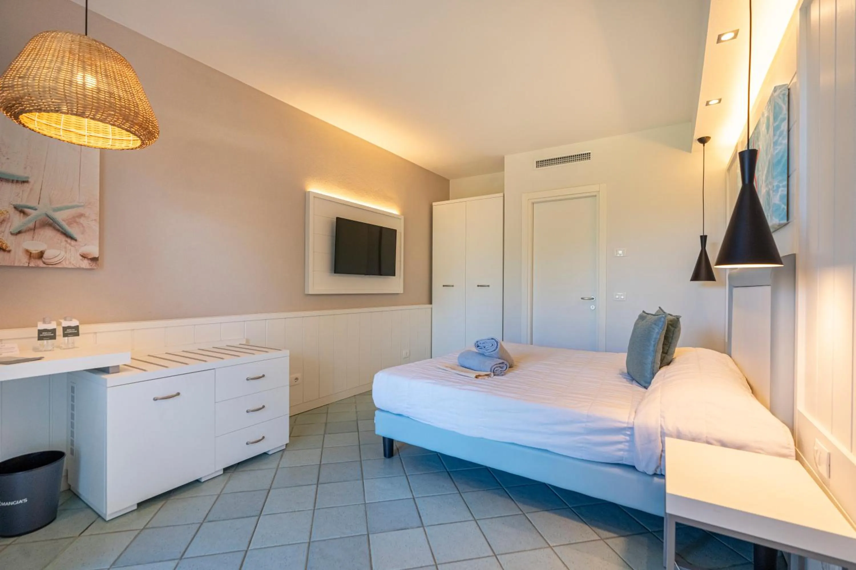 Photo of the whole room, Bed in Mangia's Pollina Resort