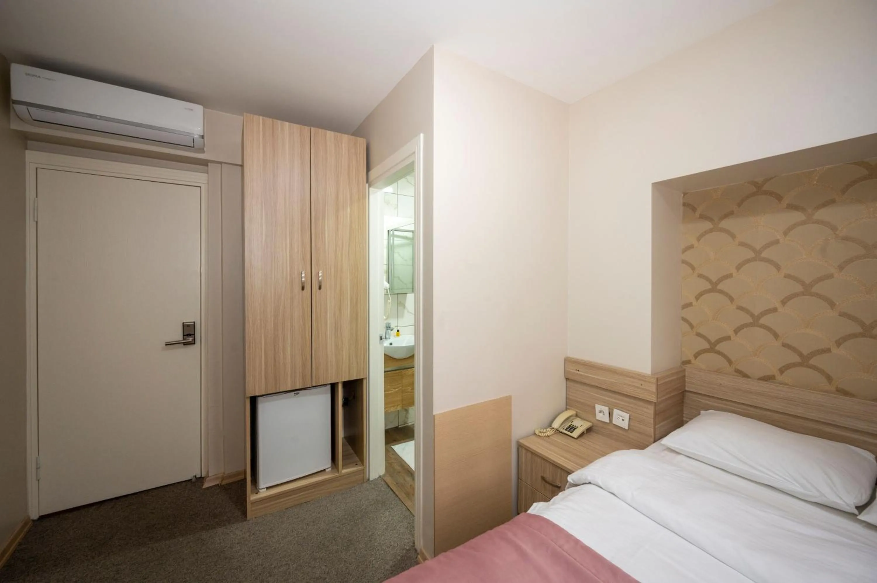 Photo of the whole room, Bed in Hotel Melita