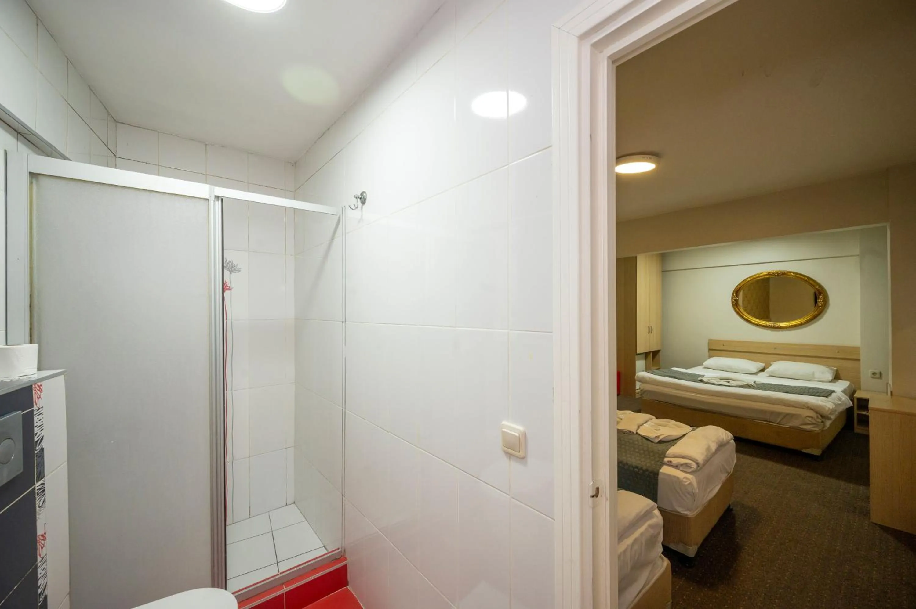 Bathroom, Bed in Hotel Melita