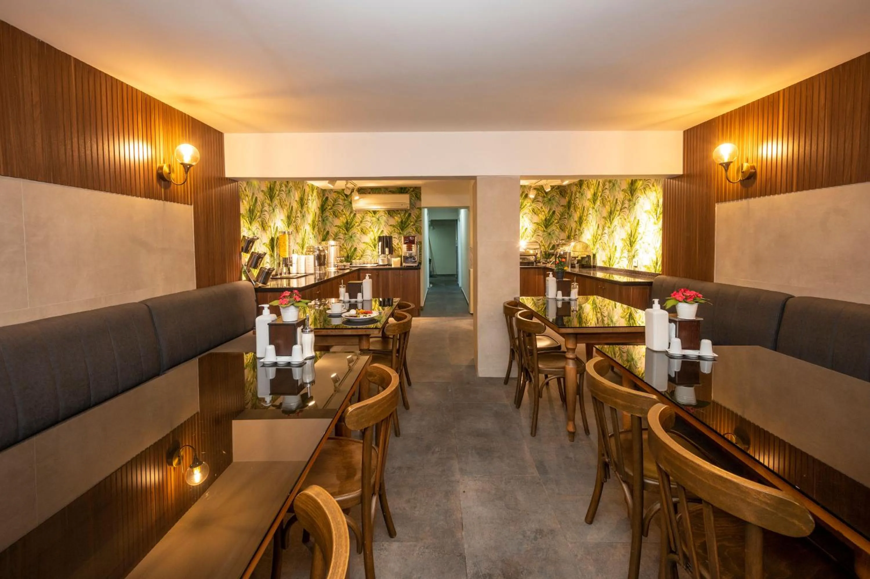 Restaurant/places to eat in Hotel Melita