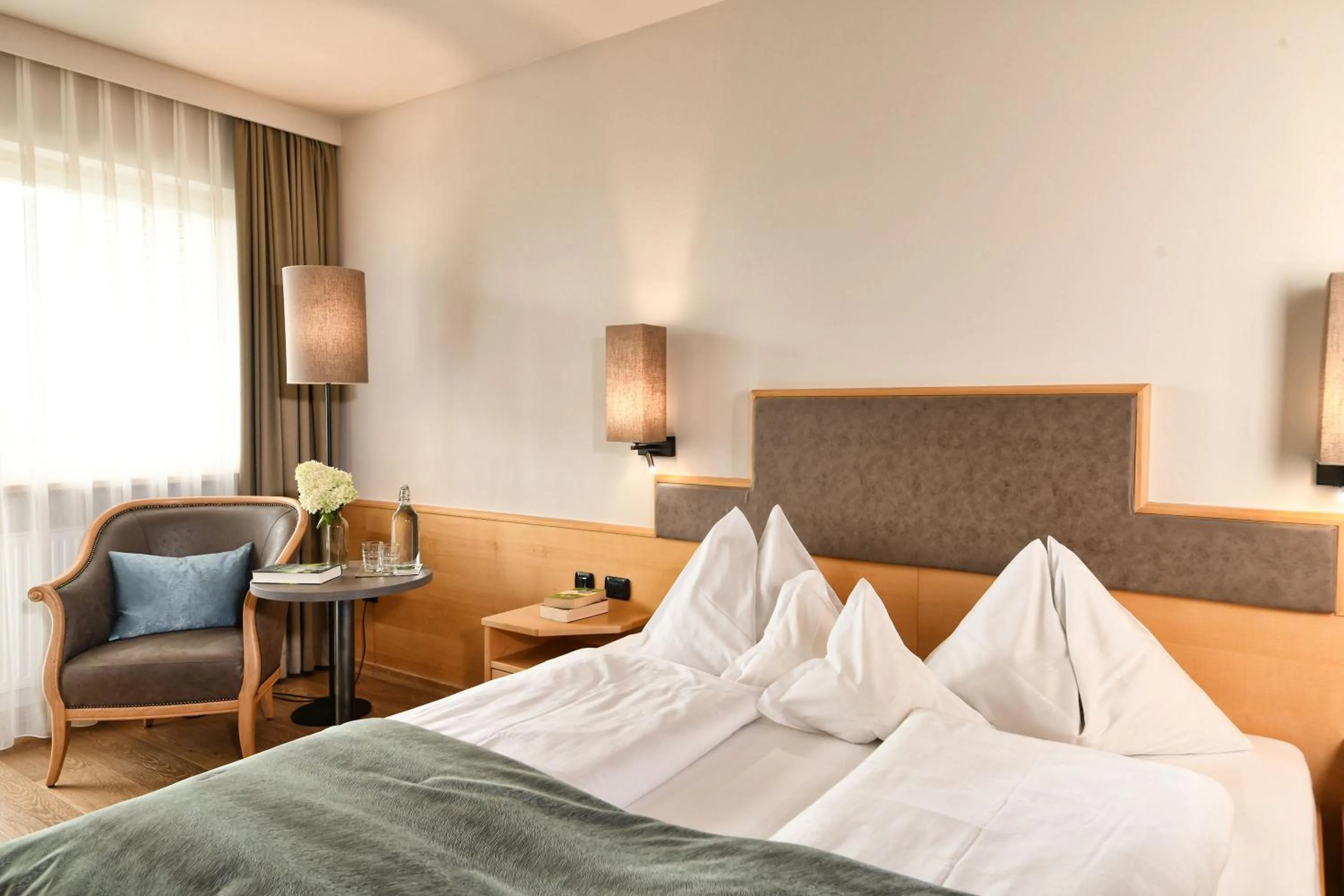 Photo of the whole room, Bed in Hotel Das Stachelburg