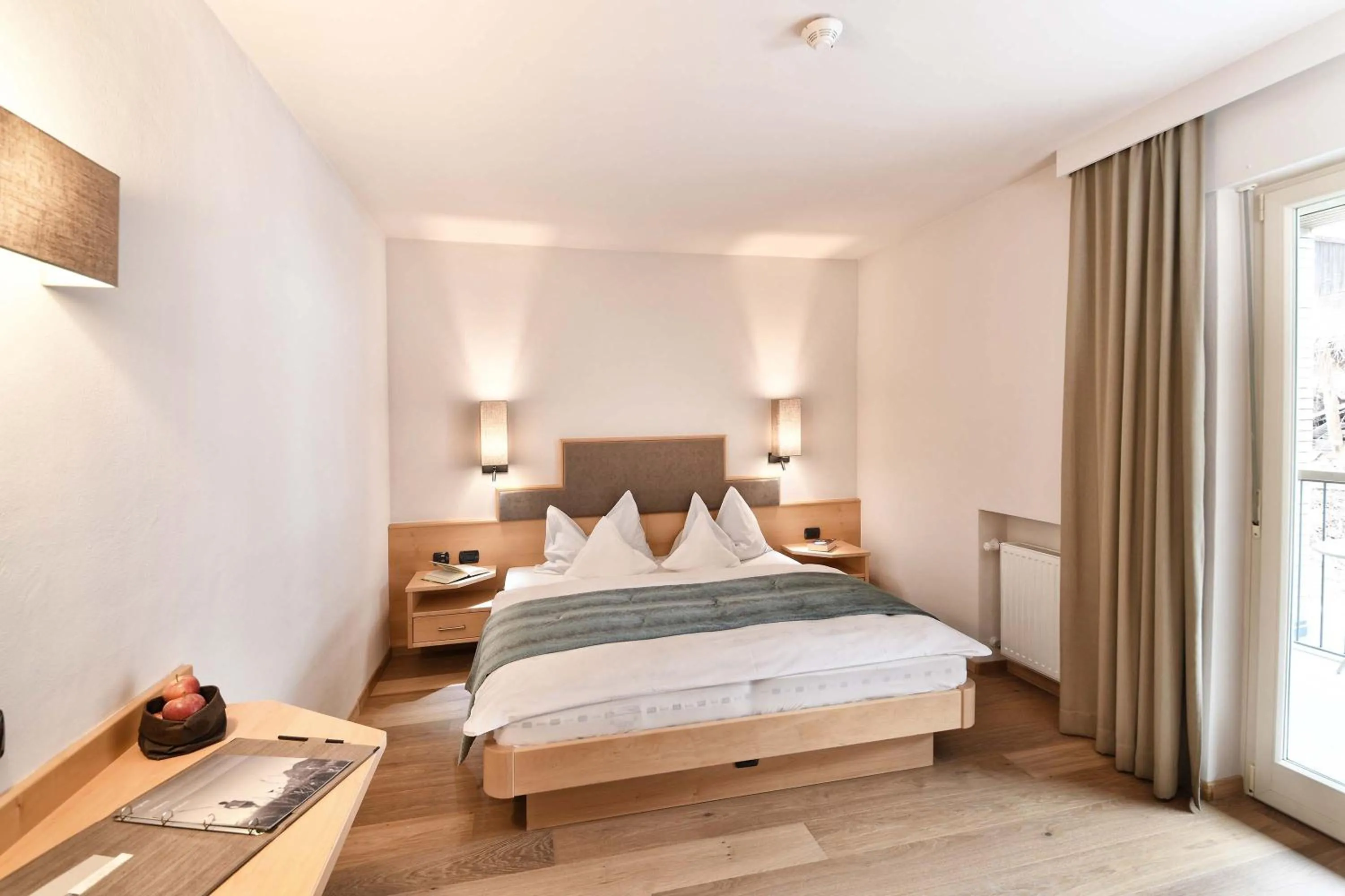 Photo of the whole room, Bed in Hotel Das Stachelburg