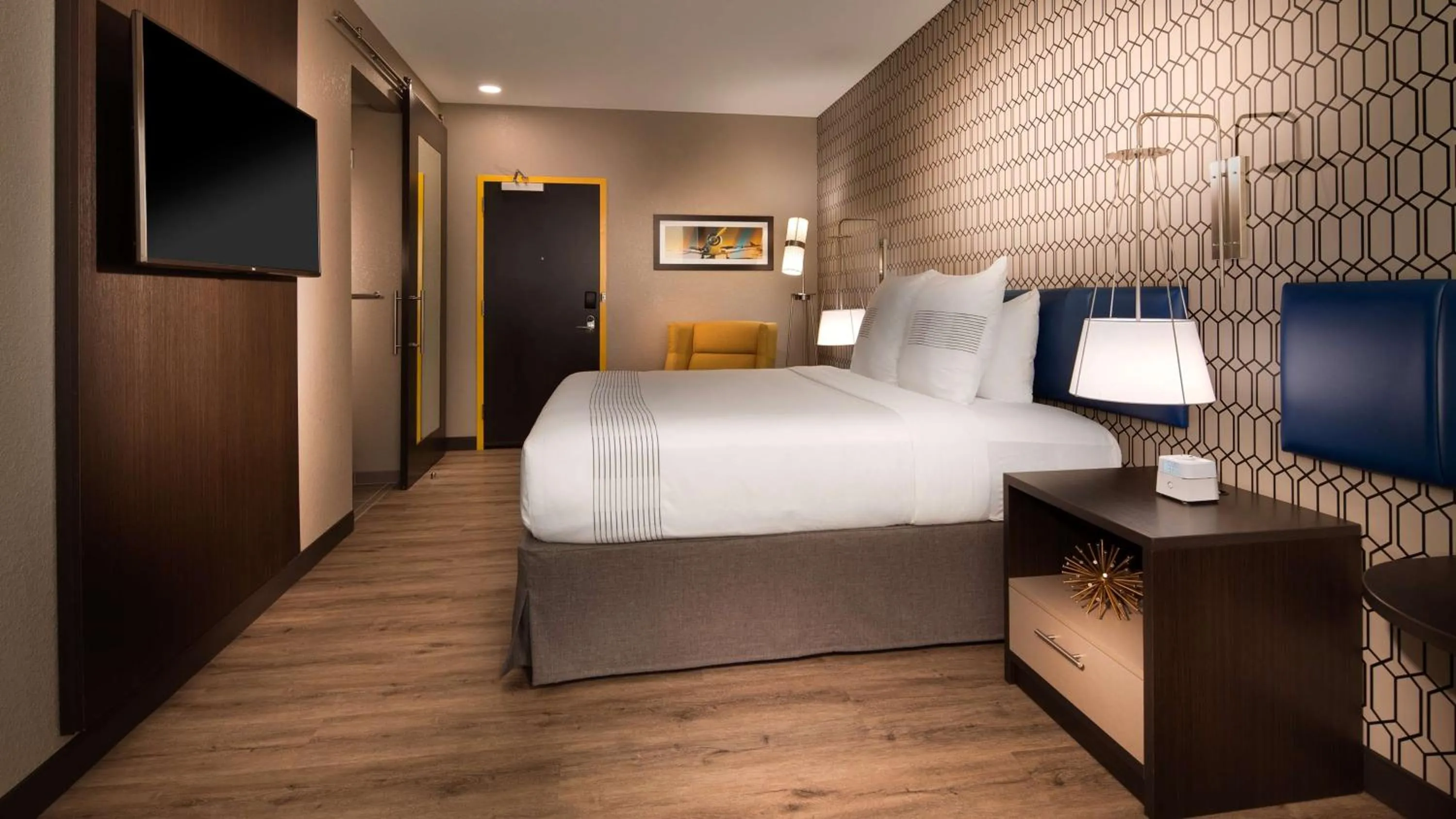 Photo of the whole room, Bed in GLō Best Western Asheville Tunnel Road