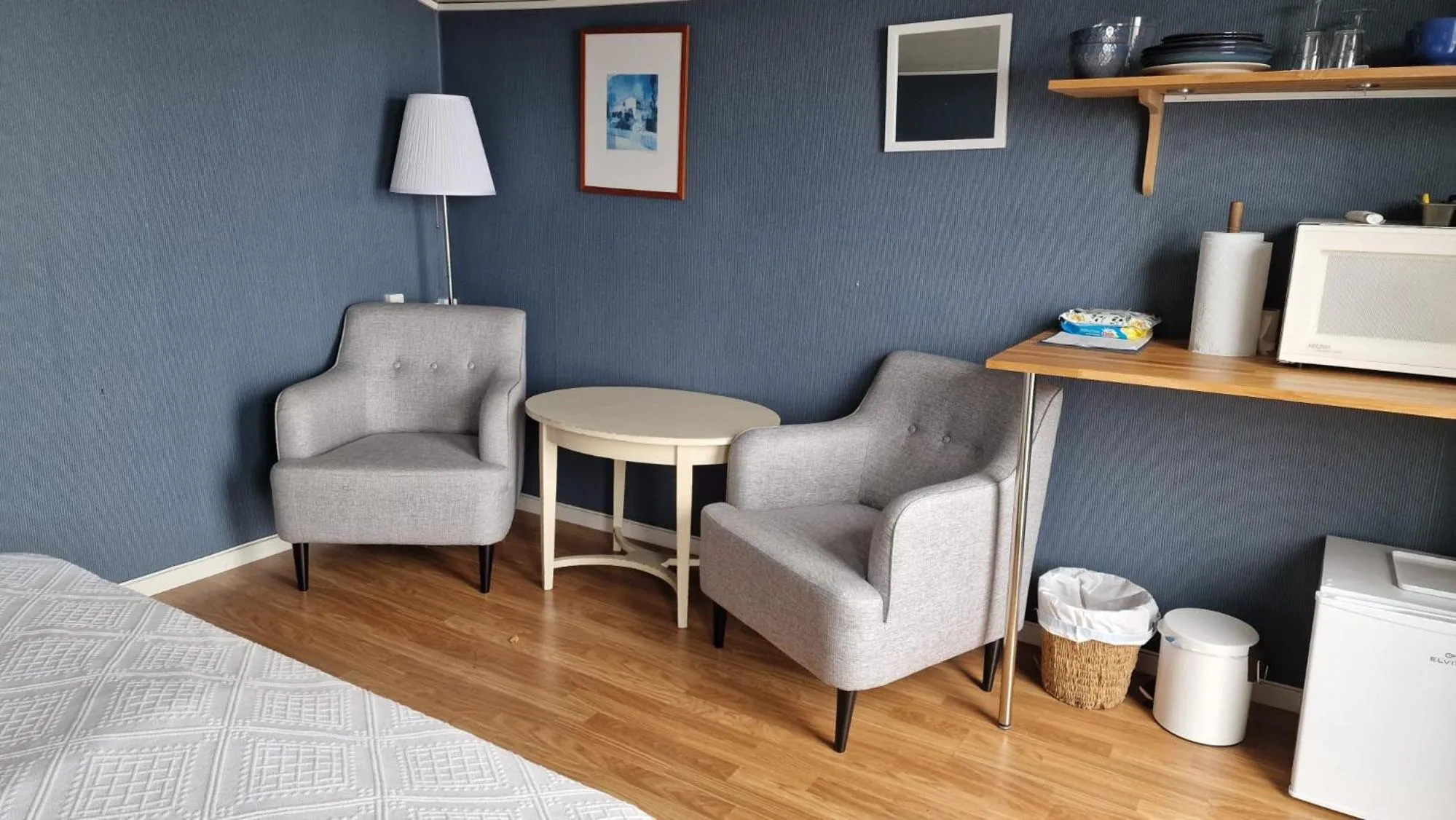 Kitchen or kitchenette, Bed in Vandrarhemmet Tallbacka/Ängelsberg Hostel